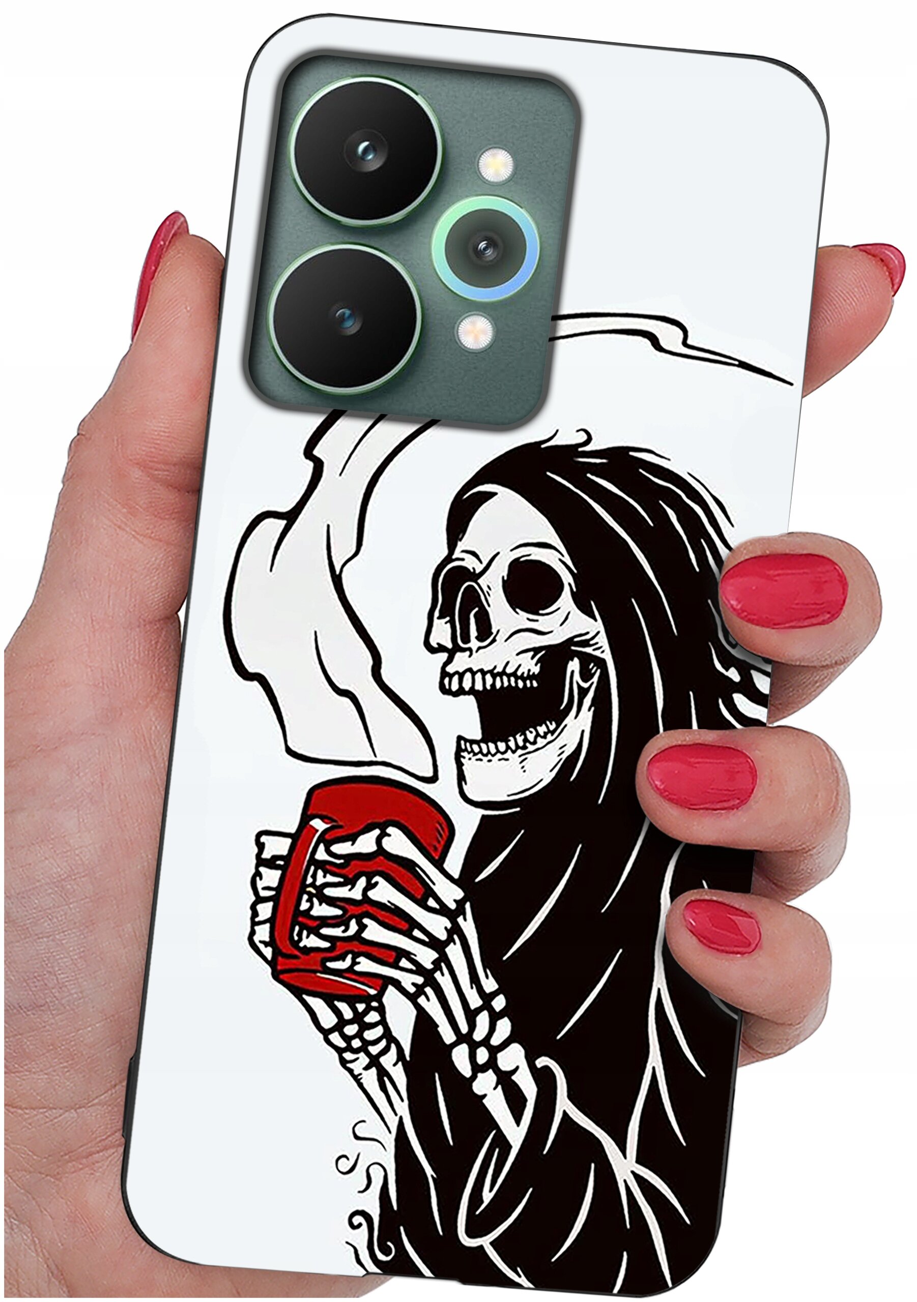 Etui na telefon z grafiką przedstawiającą szkielet w kapturze trzymający czerwony kubek z parującym napojem. Etui jest trzymane w dłoni z pomalowanymi na czerwono paznokciami.