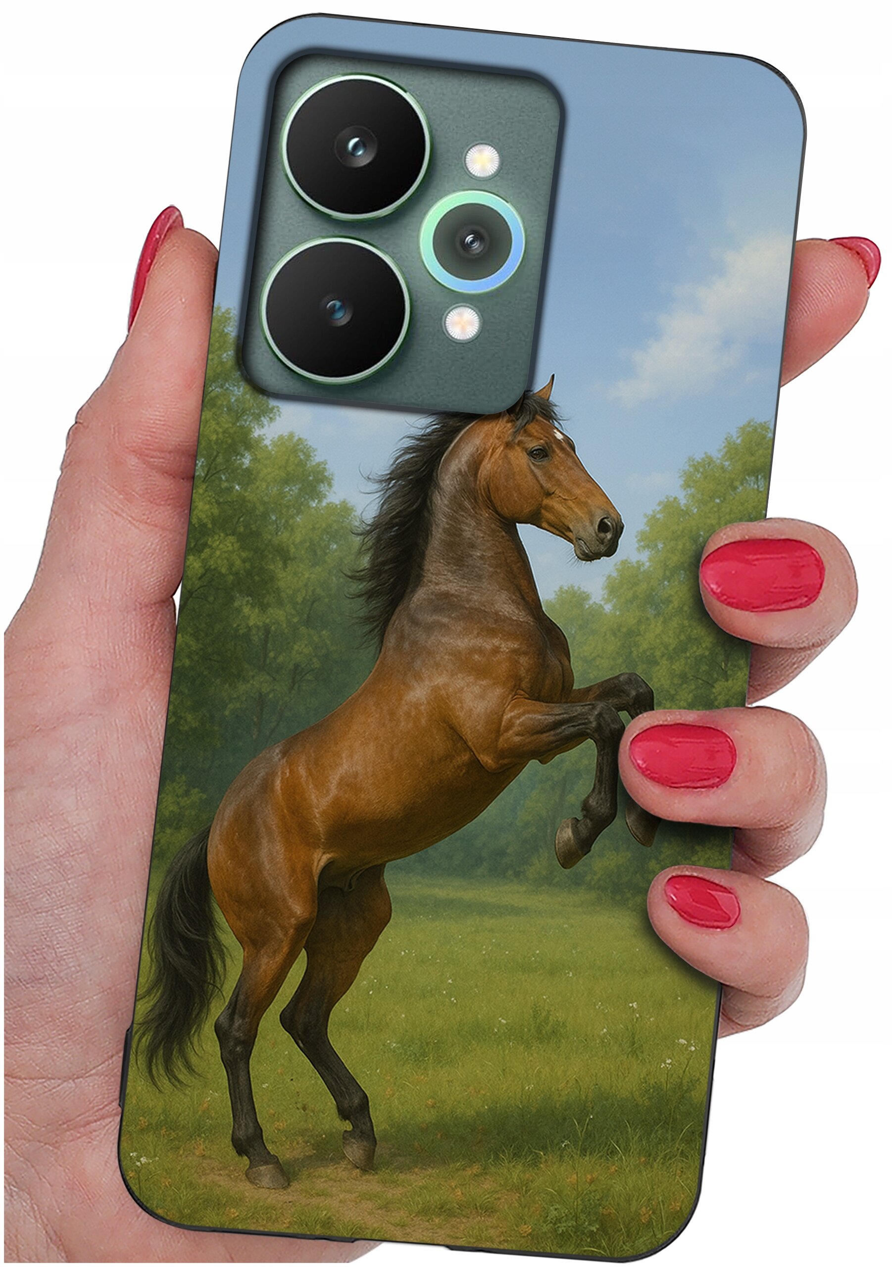 Etui na telefon z nadrukiem konia na tle zielonego krajobrazu, trzymane w dłoni z czerwonymi paznokciami.