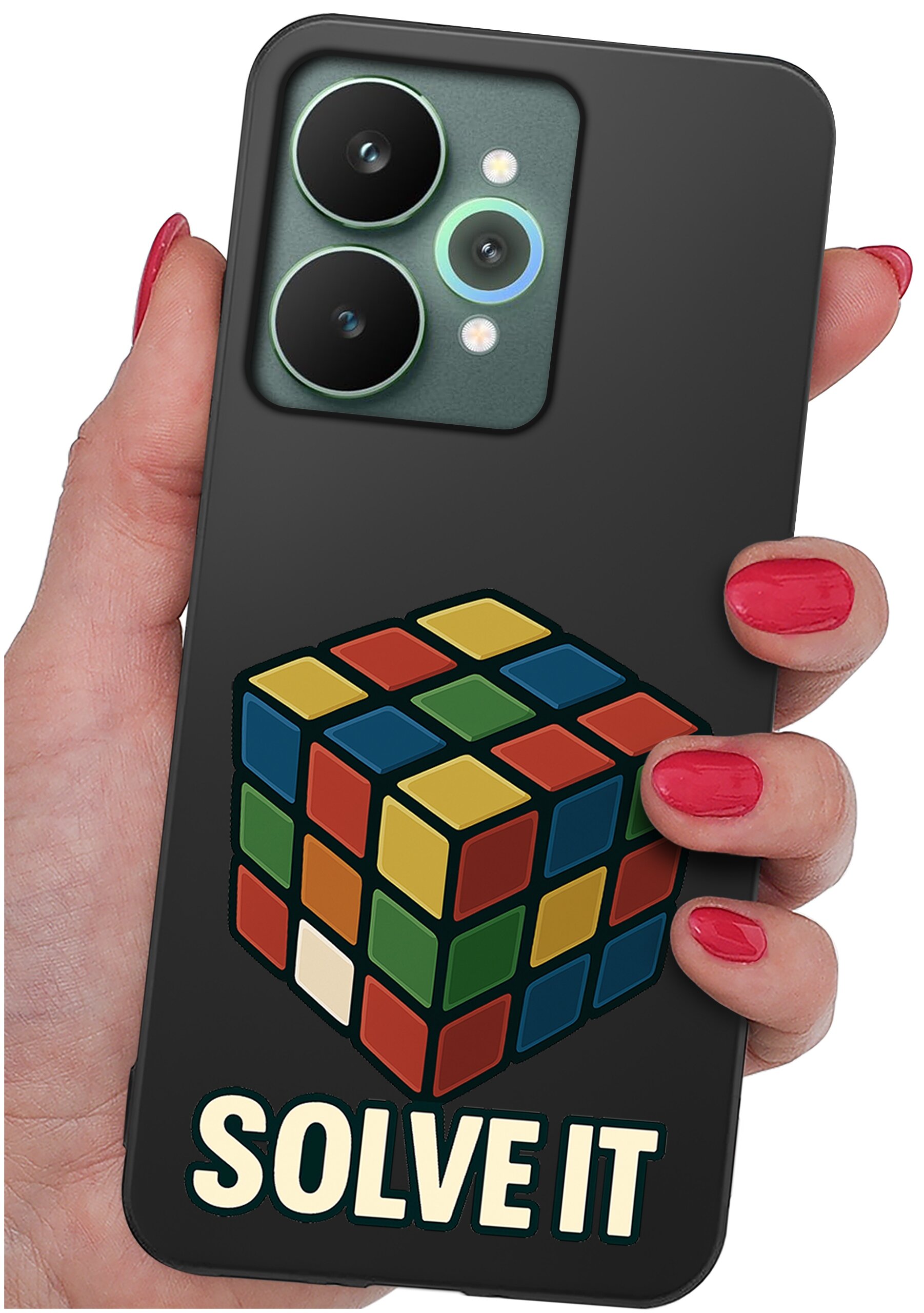 Osoba trzyma telefon z czarnym etui, na którym znajduje się kolorowy wzór kostki Rubika oraz napis \'SOLVE IT\'.