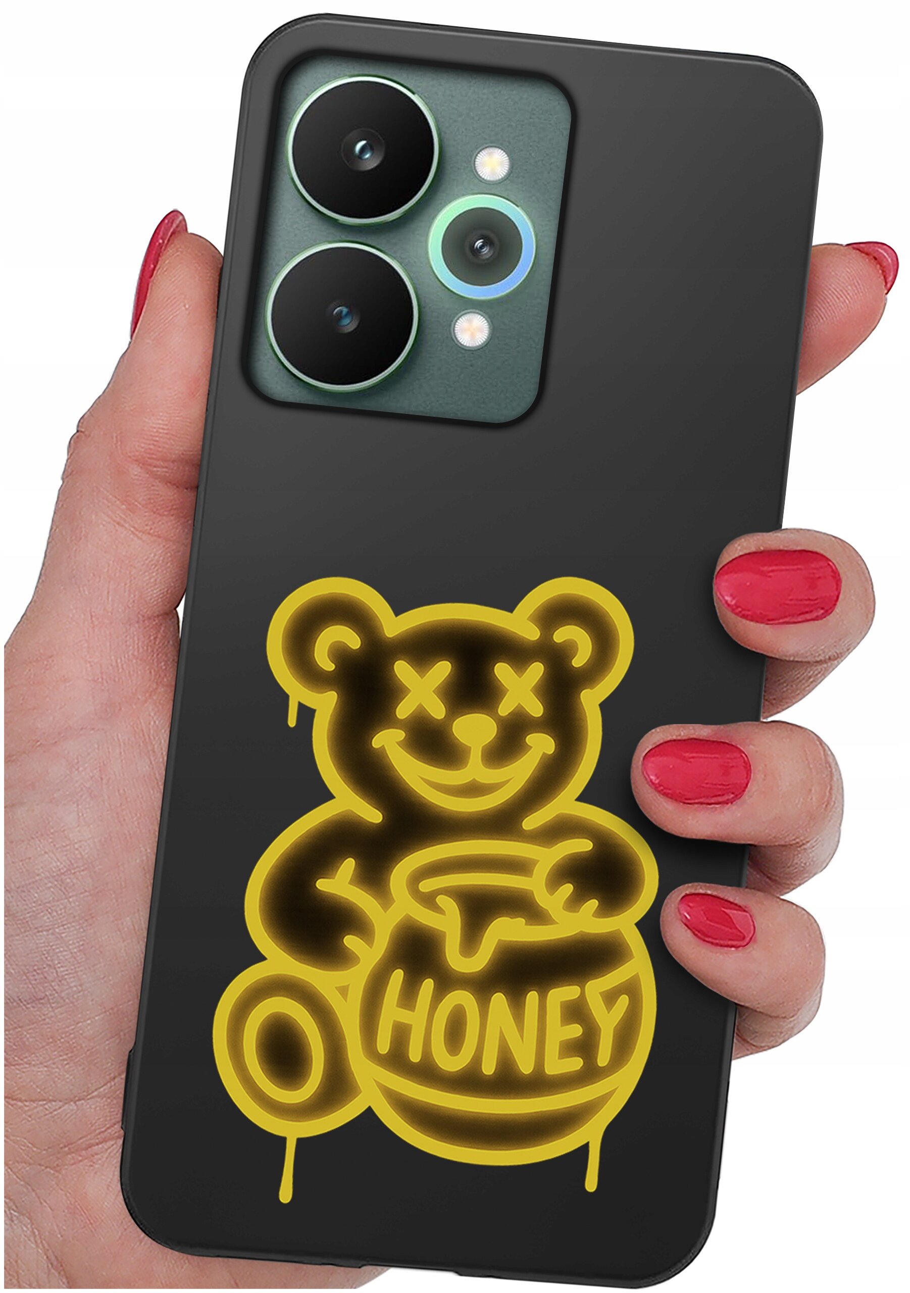 Czarna obudowa telefonu z żółtym rysunkiem misia trzymającego słoik z napisem \'HONEY\'. Obudowa jest trzymana w dłoni z pomalowanymi na czerwono paznokciami.