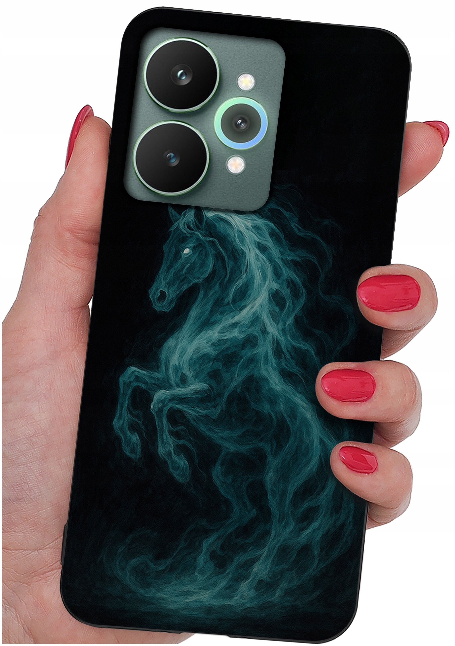 Osoba trzyma telefon z etui przedstawiającym wzór konia w odcieniach niebieskiego na czarnym tle. Etui jest silikonowe i matowe, a paznokcie osoby są pomalowane na czerwono.