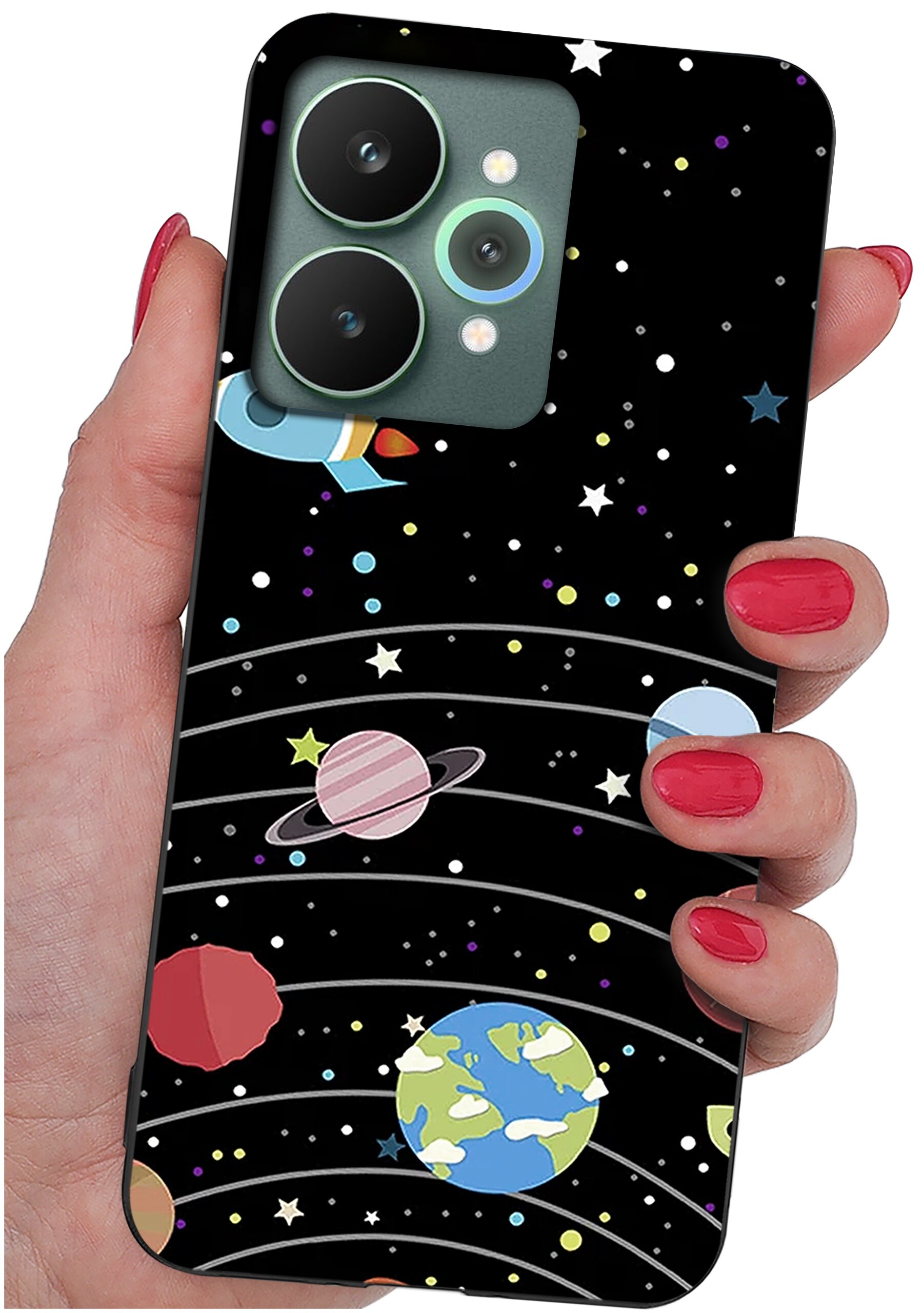 Etui na telefon z motywem kosmosu, przedstawiające planety i gwiazdy na czarnym tle, trzymane w dłoni z pomalowanymi na czerwono paznokciami.