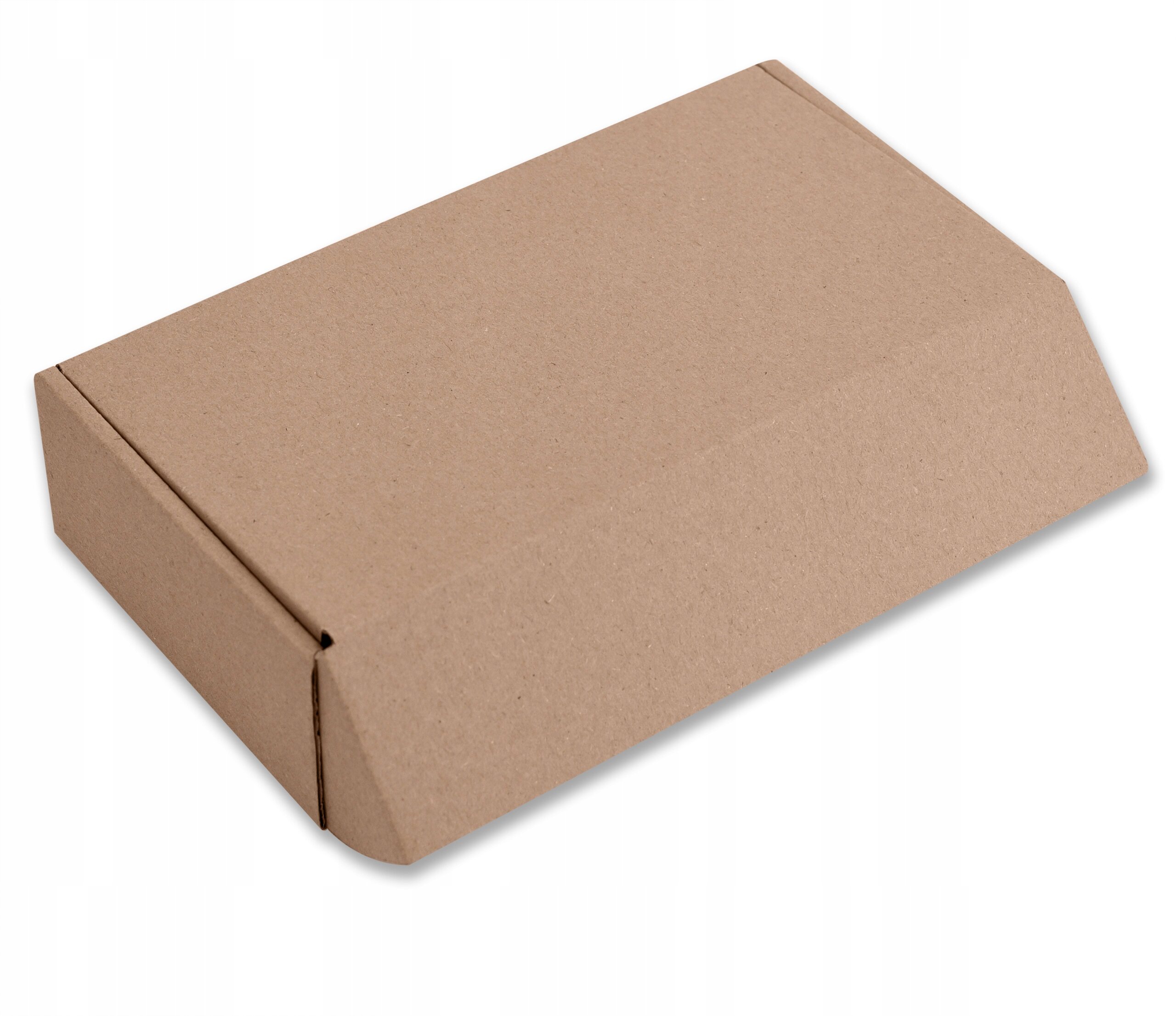 Na obrazie widoczny jest zamknięty, prostokątny kartonowy pudełko w naturalnym kolorze tektury. Pudełko jest umieszczone na białym tle.