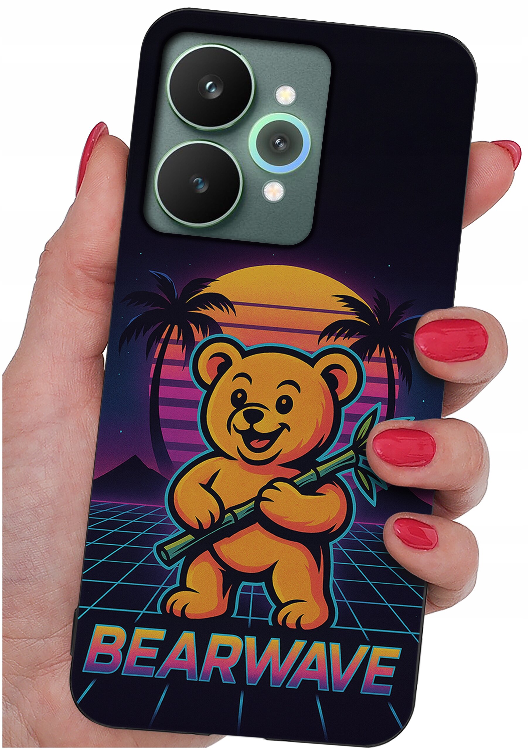 Etui na telefon z grafiką przedstawiającą uśmiechniętego misia trzymającego kij, na tle zachodzącego słońca i palm. Na dole widnieje napis \'BEARWAVE\'.