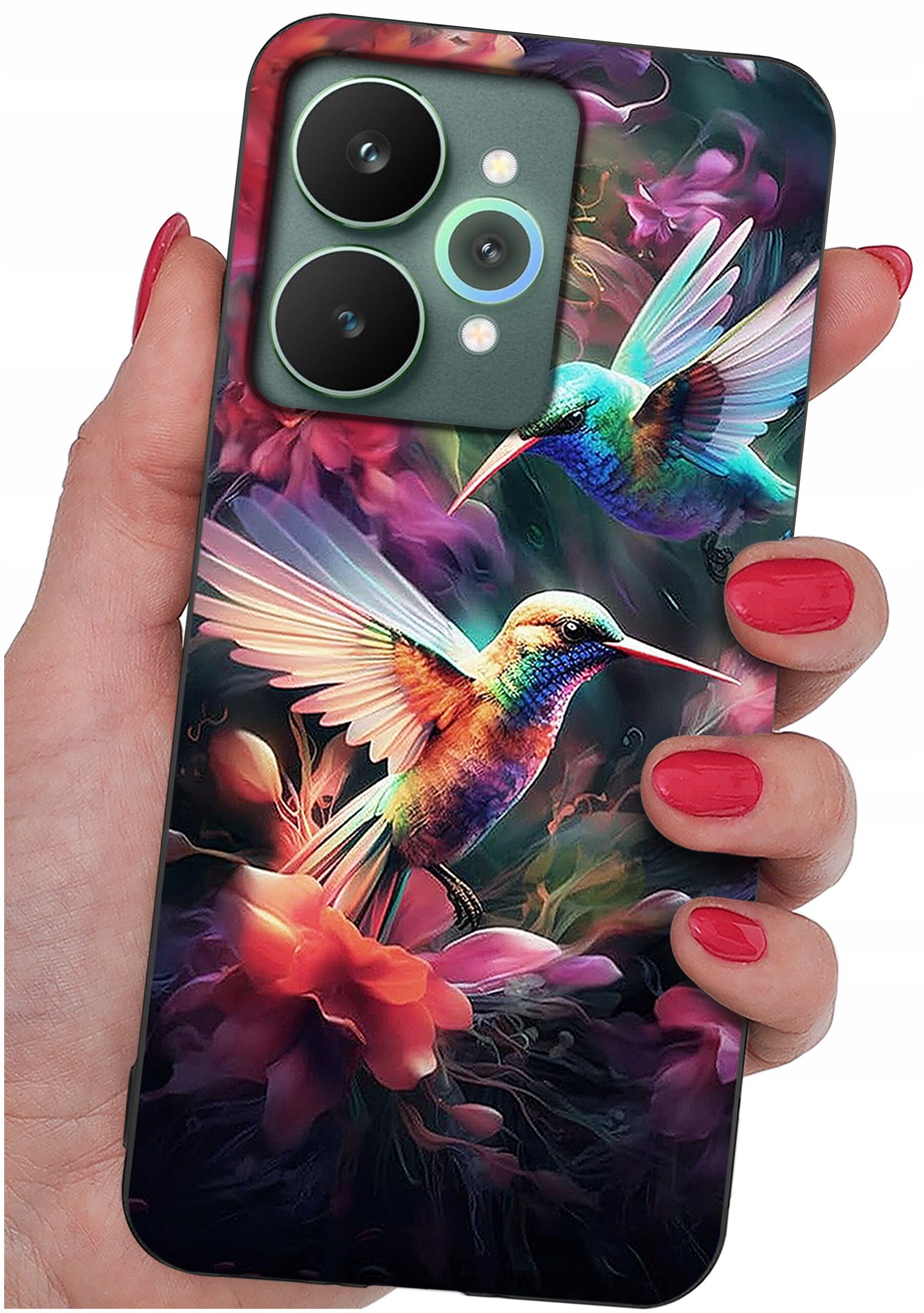 Etui na telefon z kolorowym wzorem przedstawiającym dwa kolibry wśród kwiatów, trzymane w dłoni z pomalowanymi na czerwono paznokciami. Widoczne są trzy obiektywy aparatu telefonu.