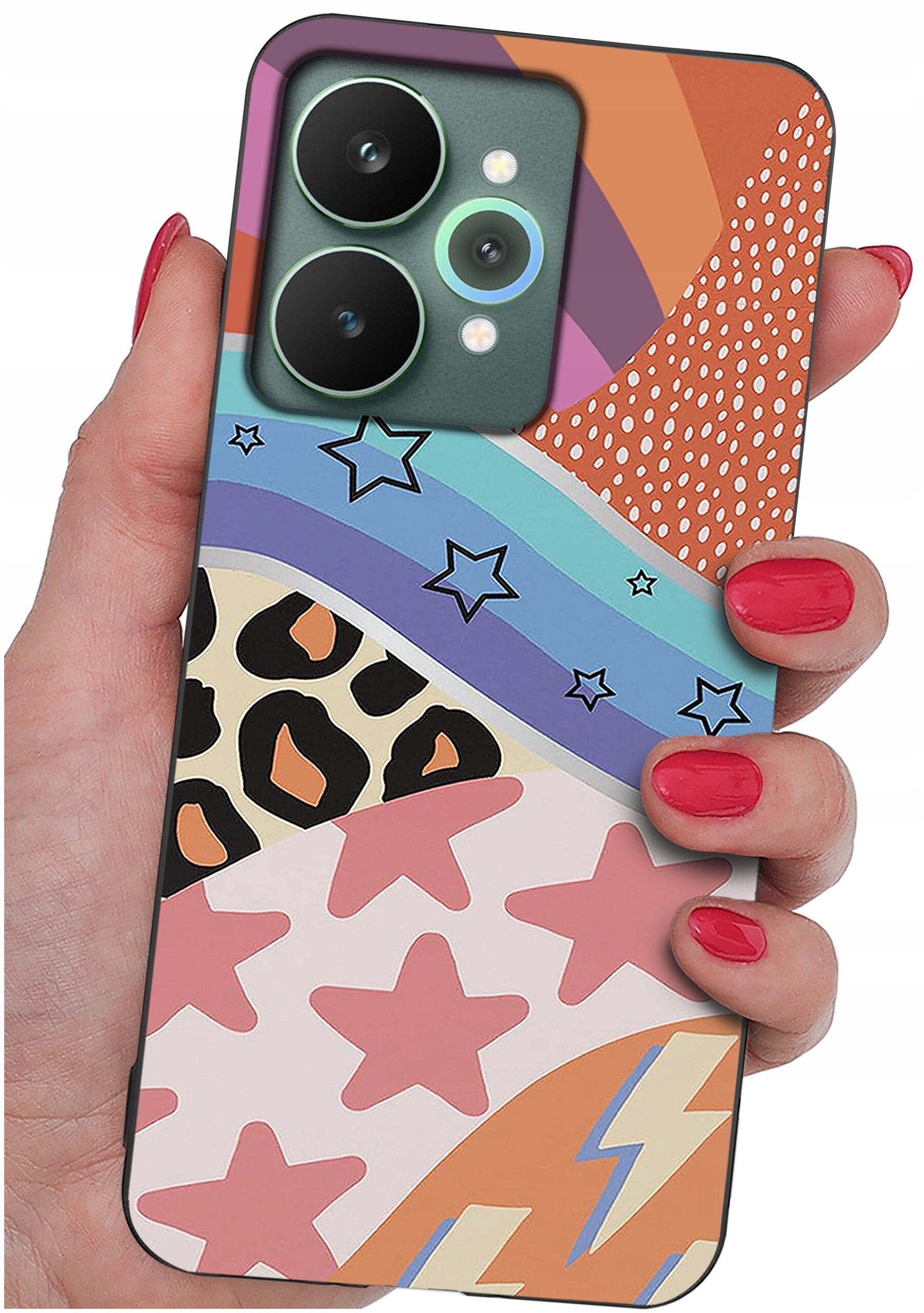 Etui na telefon z kolorowym wzorem zawierającym gwiazdy, paski i motywy zwierzęce, trzymane w dłoni z pomalowanymi na czerwono paznokciami.