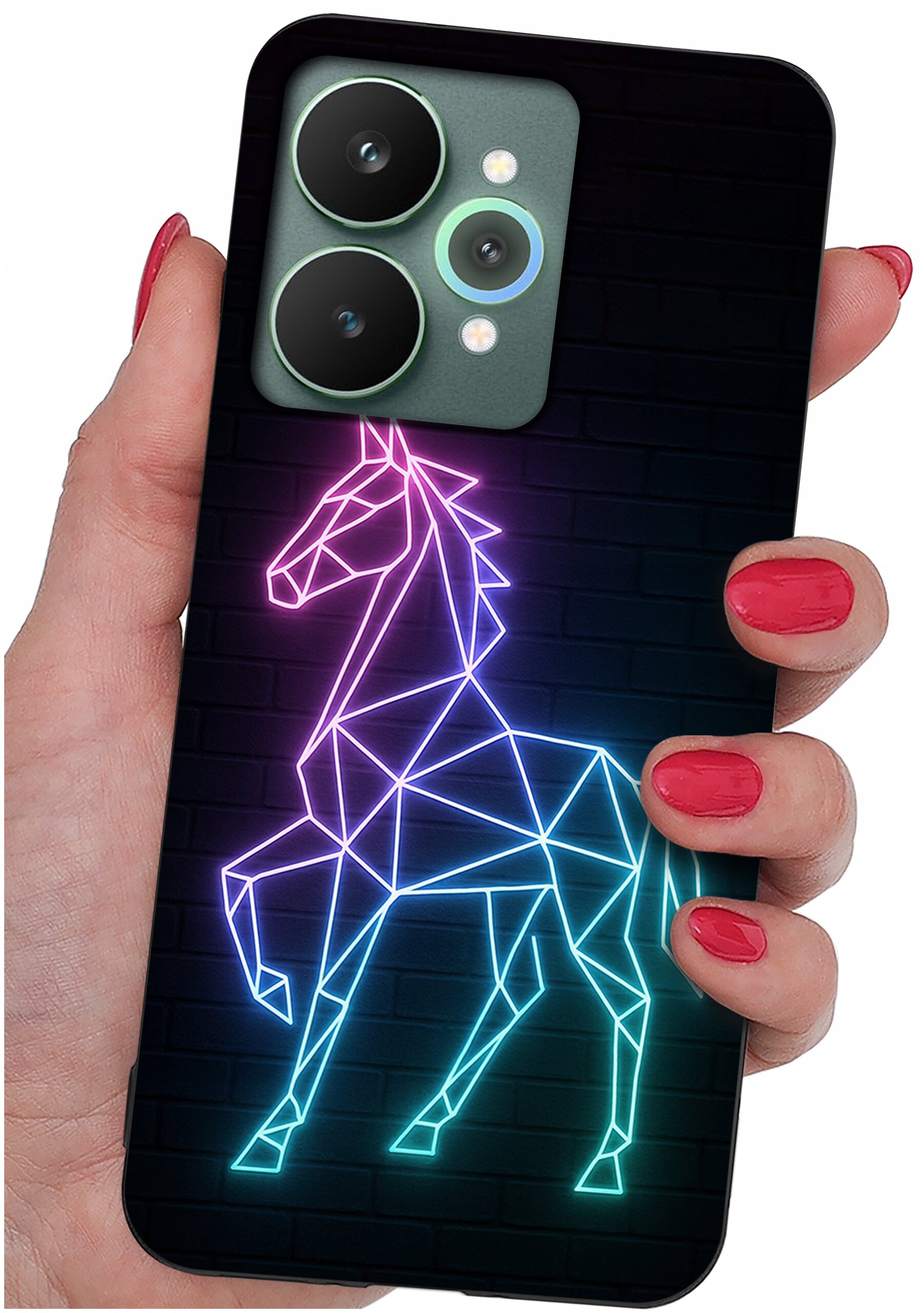 Etui na telefon z neonowym wzorem geometrycznego jednorożca w kolorach różowym i niebieskim, trzymane w dłoni z pomalowanymi na czerwono paznokciami.