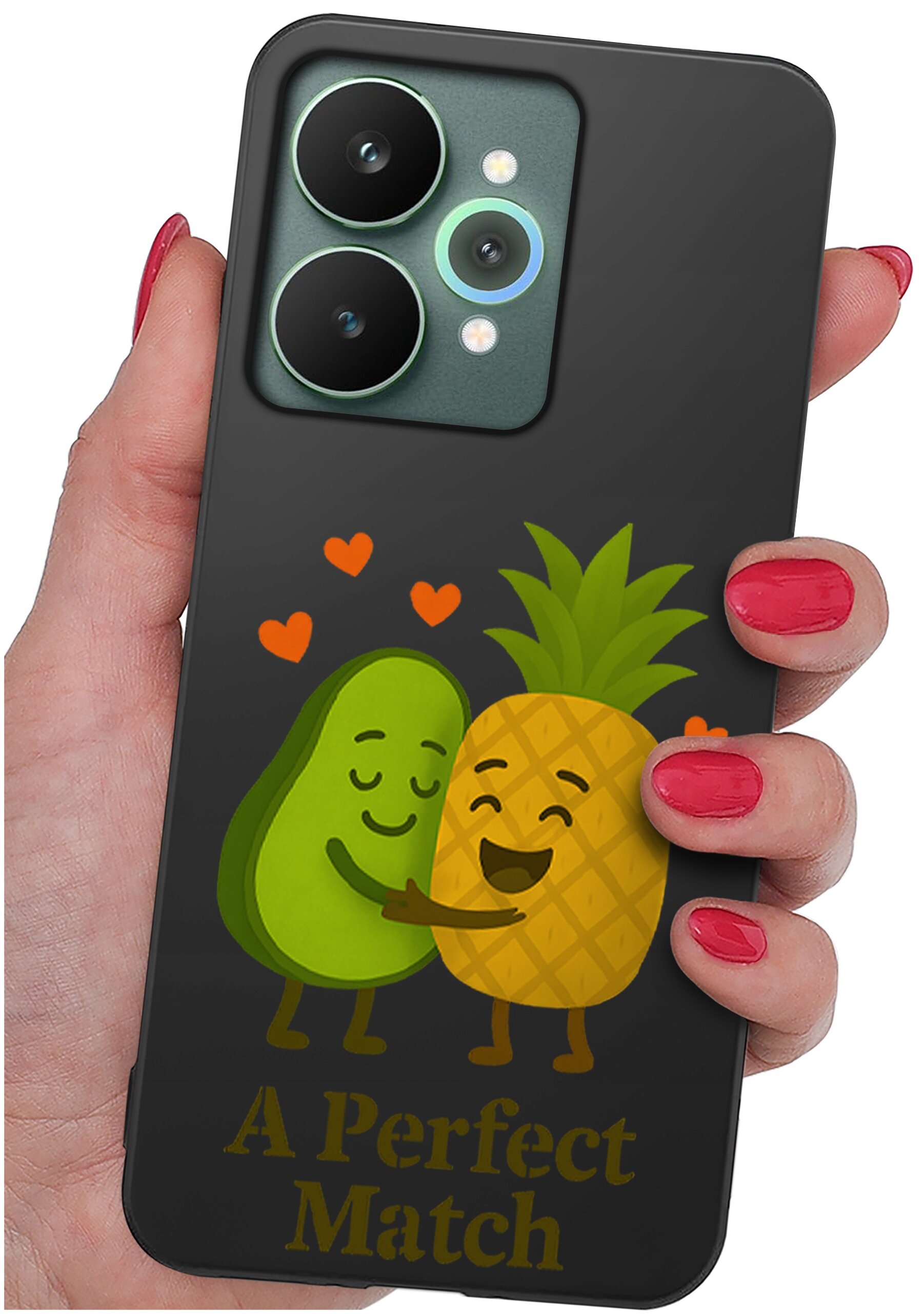 Etui na telefon z grafiką przedstawiającą uśmiechnięte awokado i ananasa przytulające się, otoczone pomarańczowymi serduszkami. Na dole widnieje napis \'A Perfect Match\'.
