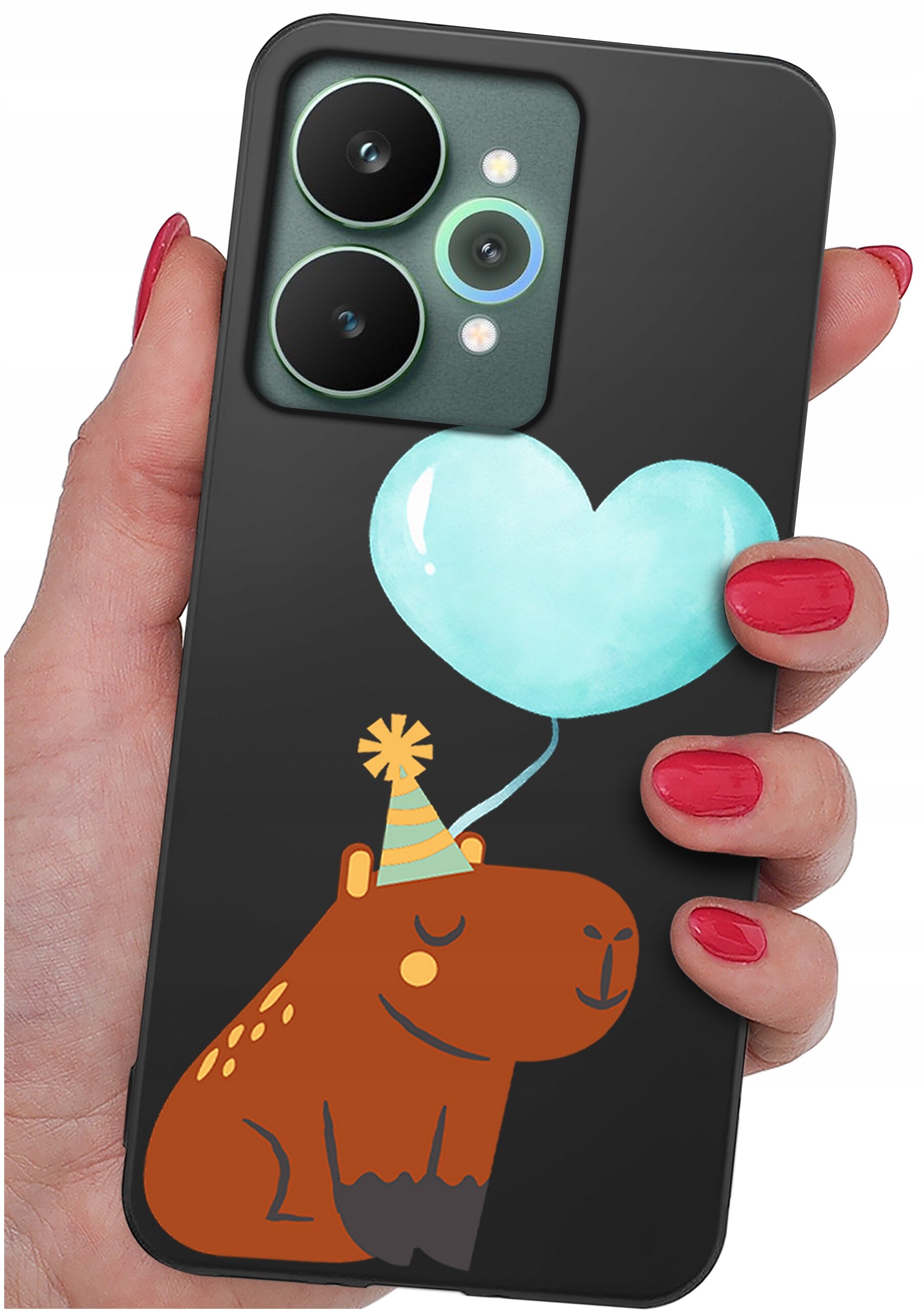 Etui na telefon z motywem brązowego zwierzęcia w czapce imprezowej i niebieskim balonem w kształcie serca. Etui trzymane jest w dłoni z pomalowanymi na czerwono paznokciami.