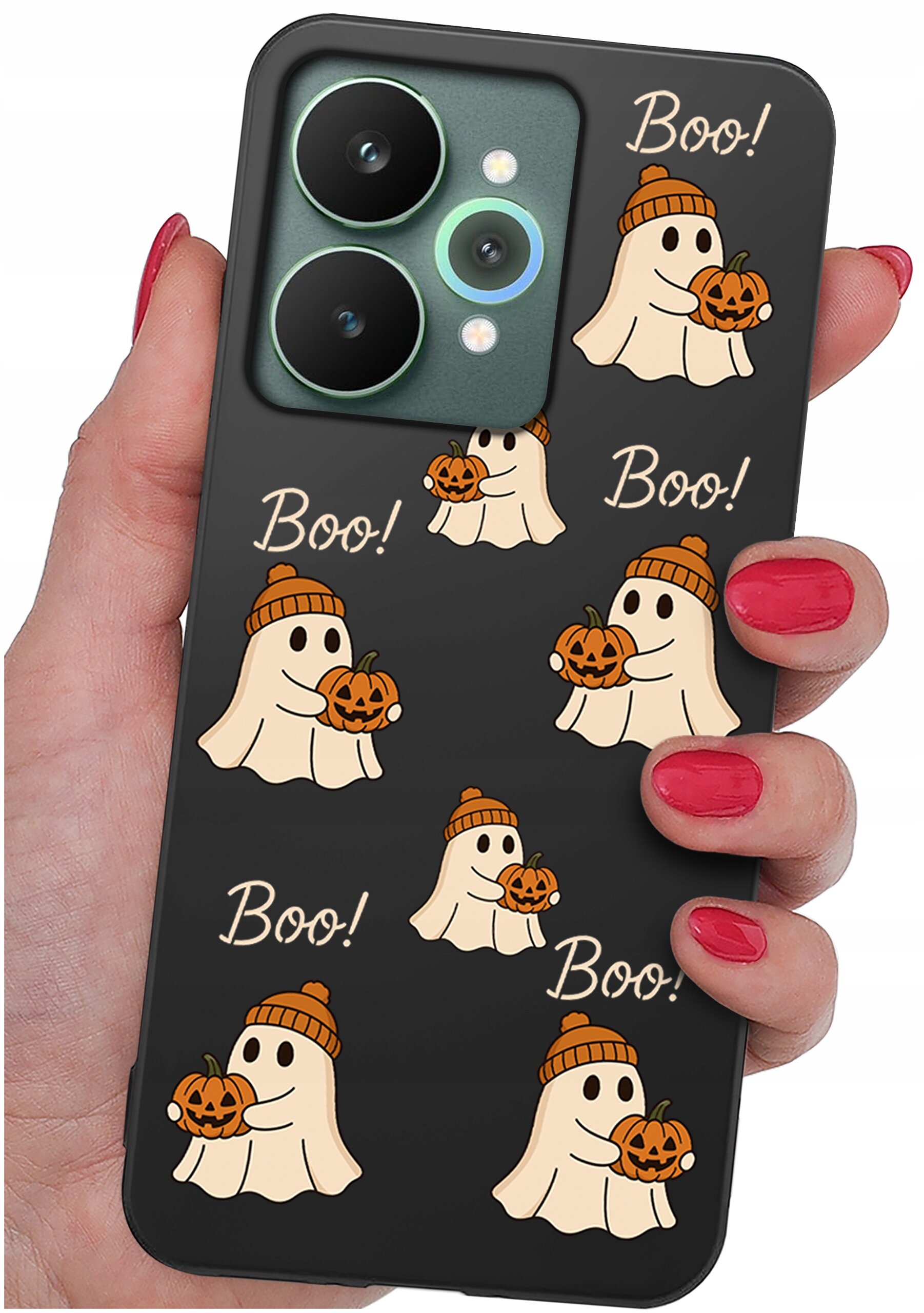 Czarna obudowa telefonu z wzorem przedstawiającym białe duszki w czapkach trzymające dynie, z napisem \'Boo!\' w kilku miejscach. Obudowa jest trzymana w dłoni z pomalowanymi na czerwono paznokciami.