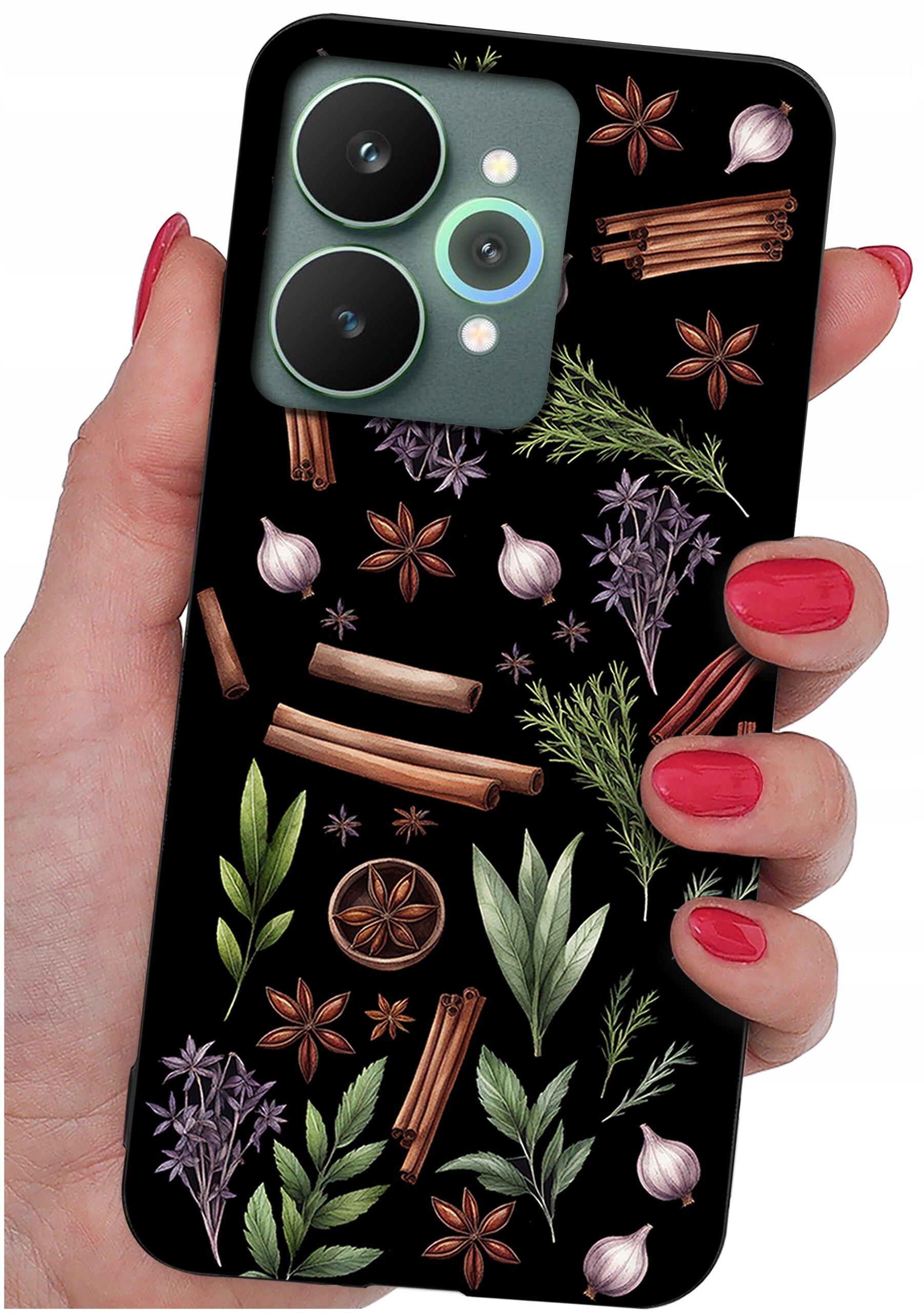 Etui na telefon z czarnym tłem, ozdobione wzorami przedstawiającymi różne przyprawy i zioła, takie jak laski cynamonu, anyż, czosnek i liście. Etui trzymane jest w dłoni z pomalowanymi na czerwono paznokciami.