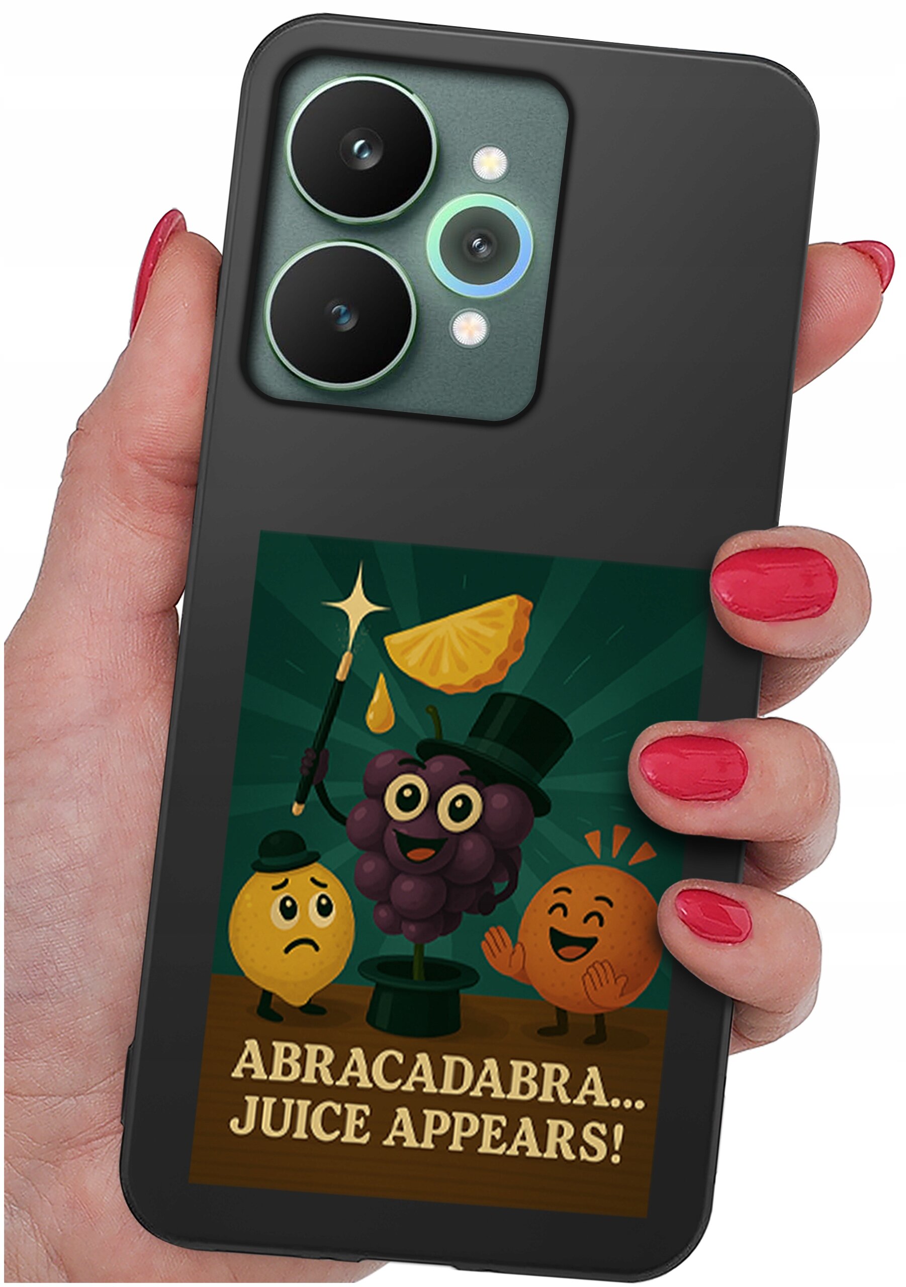 Osoba trzyma telefon z etui, na którym znajduje się grafika przedstawiająca uśmiechnięte owoce i napis \'ABRACADABRA... JUICE APPEARS!\'.