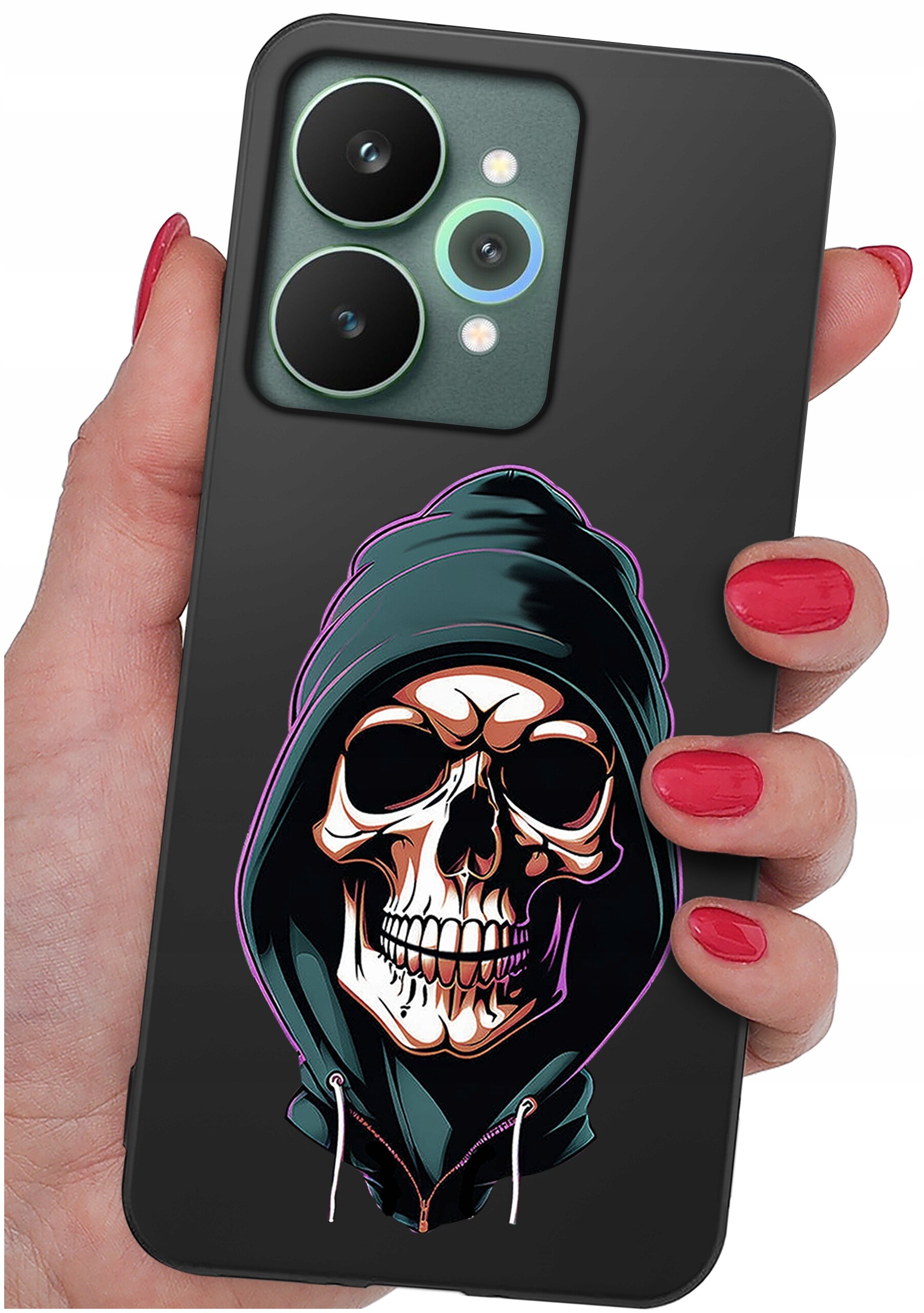 Osoba trzyma telefon w etui z nadrukiem czaszki w kapturze. Etui jest czarne i matowe, a telefon ma dwa duże obiektywy aparatu.