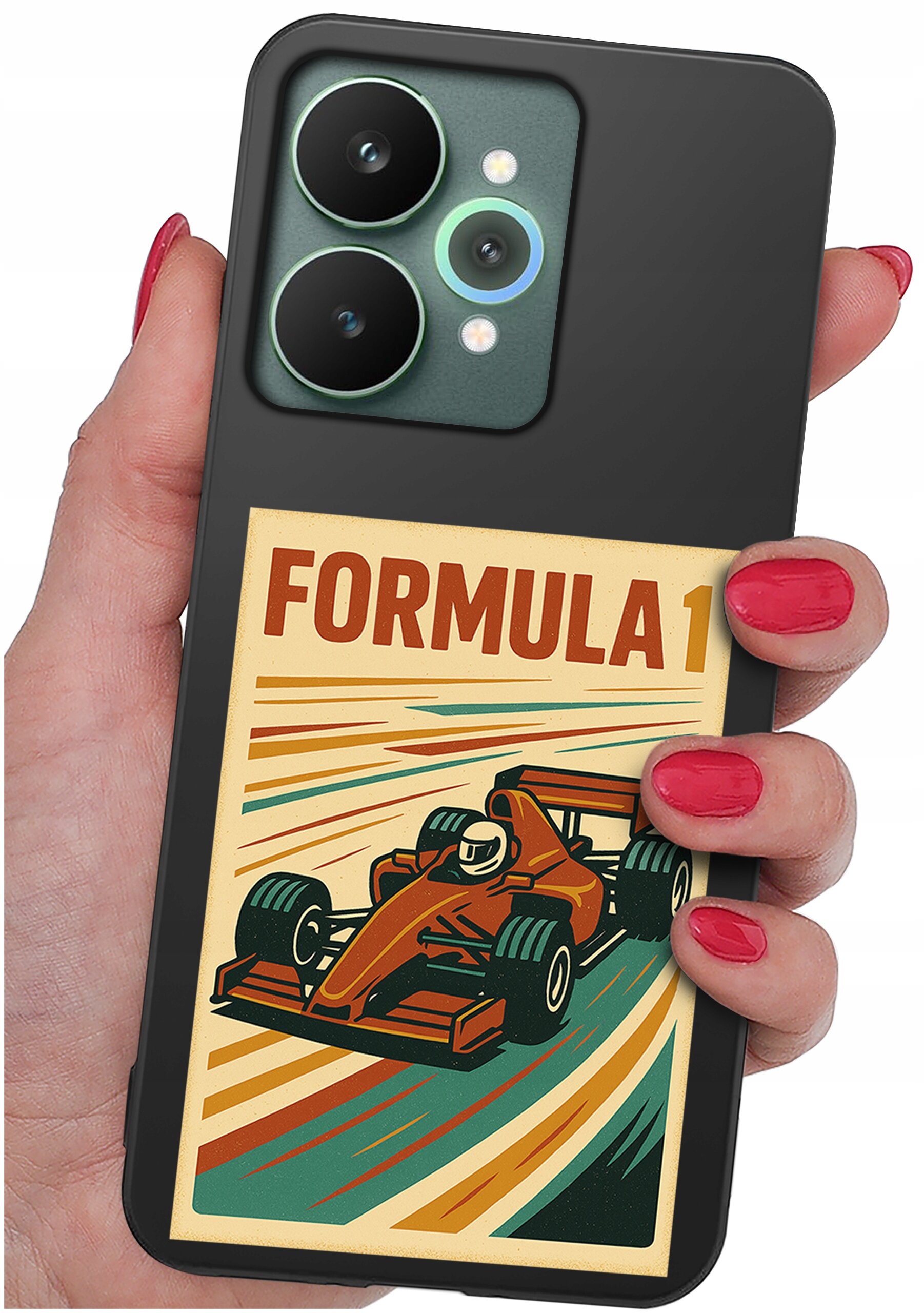 Osoba trzyma telefon z czarnym etui, na którym znajduje się grafika z napisem \'FORMULA 1\' oraz ilustracją samochodu wyścigowego. Etui ma wycięcia na dwa duże obiektywy aparatu.