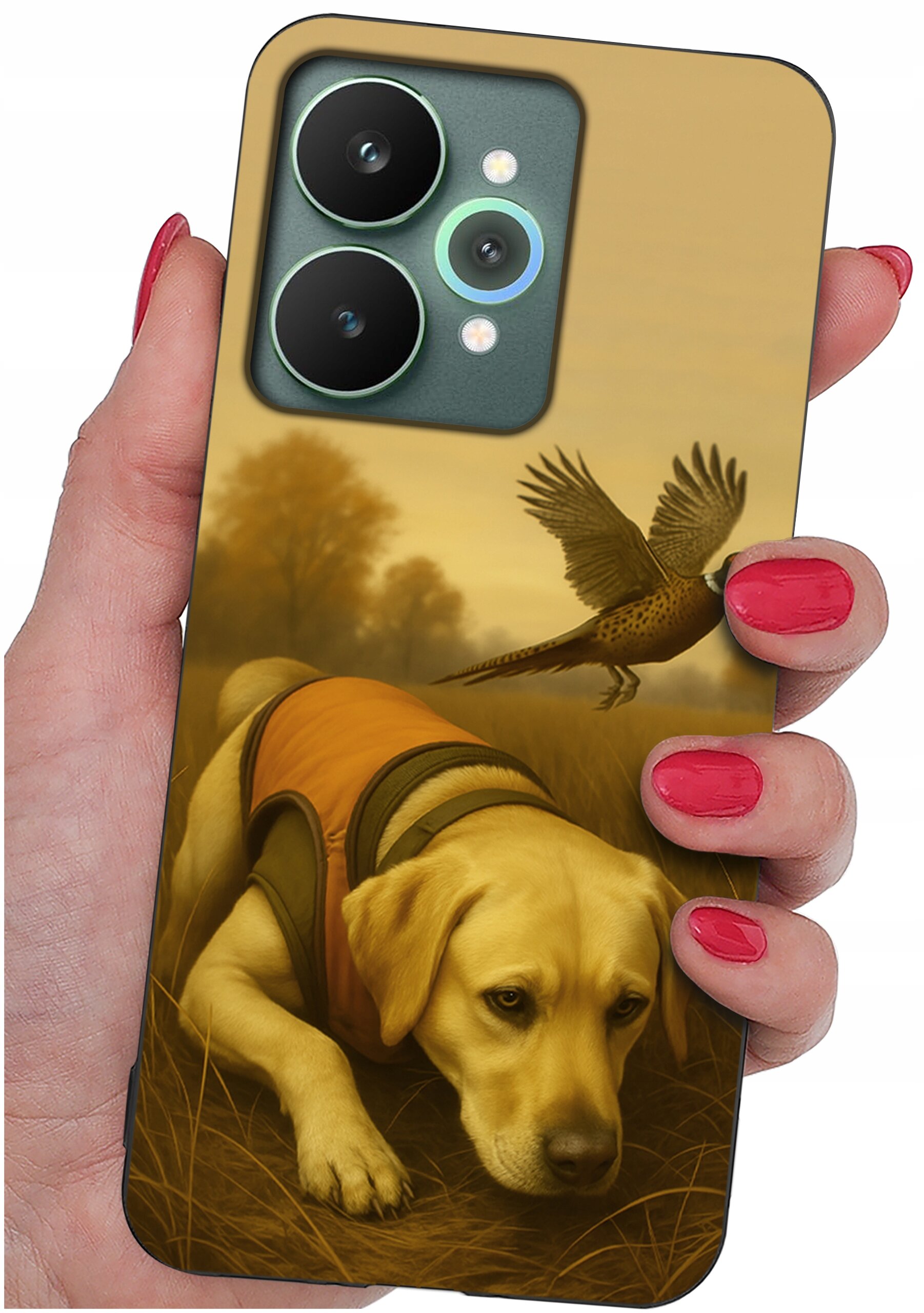 Etui na telefon z nadrukiem psa w pomarańczowej kamizelce leżącego na trawie oraz lecącego ptaka w tle. Etui trzymane jest w dłoni z pomalowanymi na czerwono paznokciami.