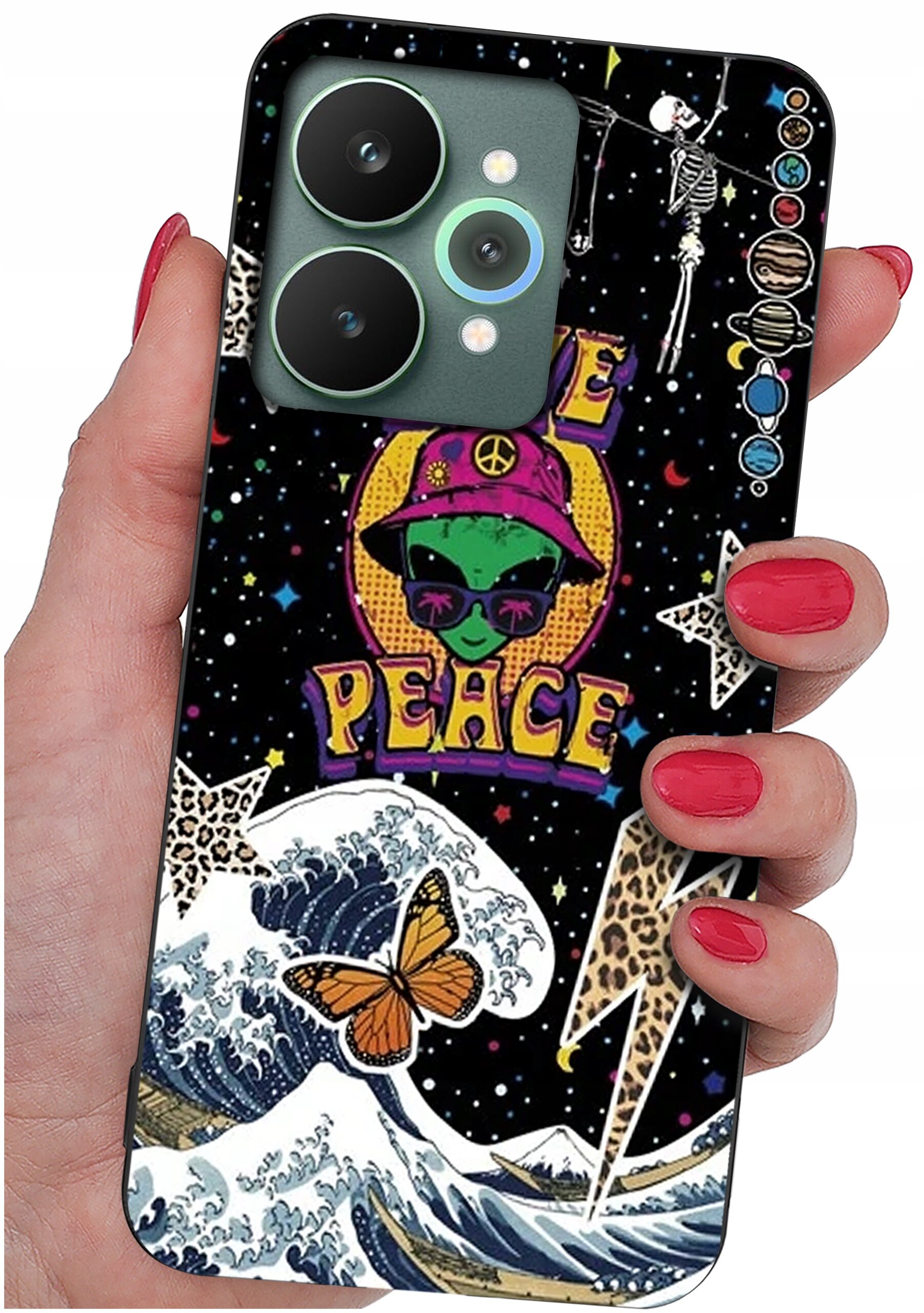 Etui na telefon z kolorowym wzorem przedstawiającym zielonego kosmitę w kapeluszu z symbolem pokoju, napis \'PEACE\', fale, motyla i gwiazdy na tle kosmosu. Etui trzymane jest w dłoni z pomalowanymi na czerwono paznokciami.