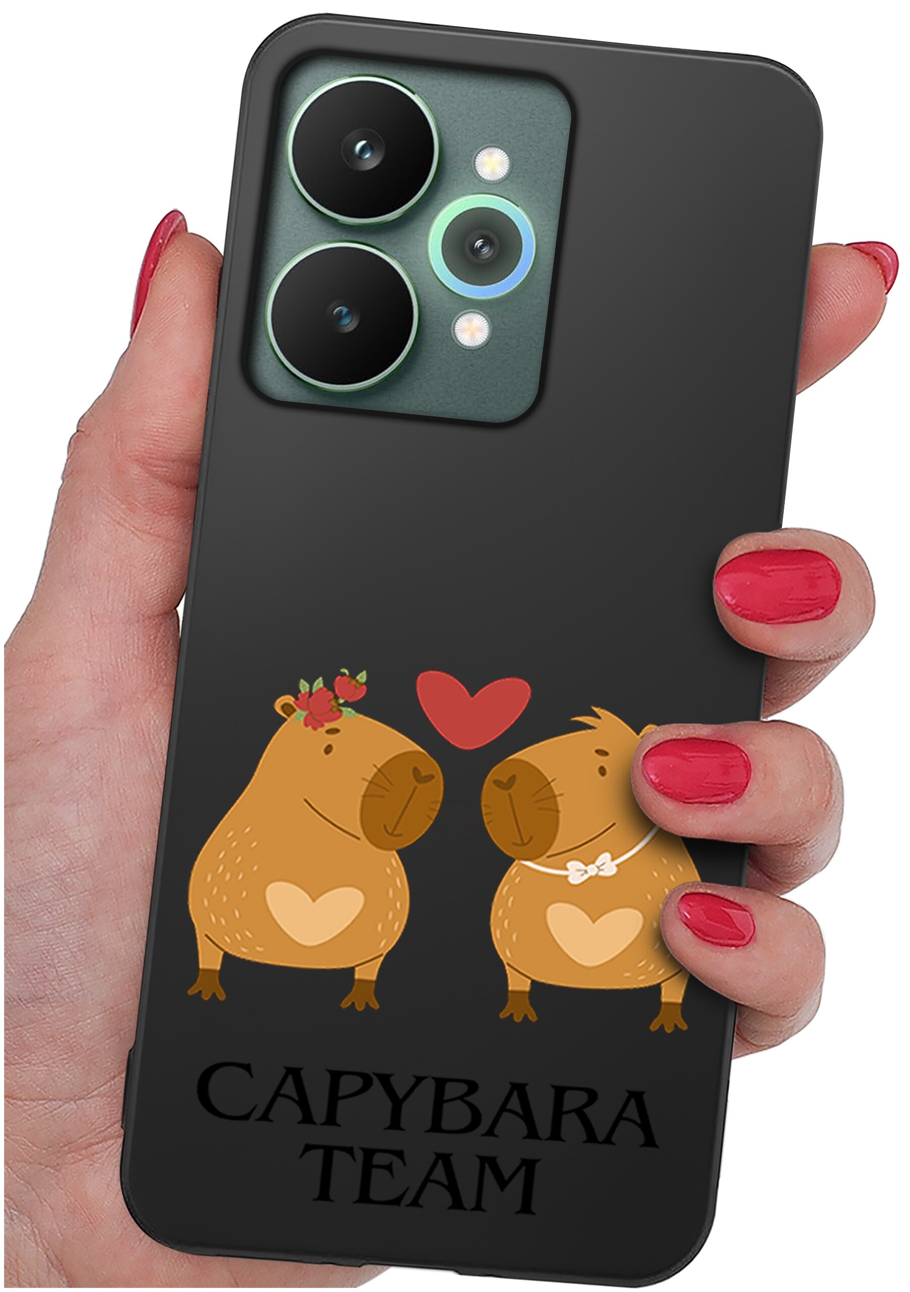 Czarna obudowa telefonu z grafiką dwóch kapibar z sercami na brzuchach, między którymi znajduje się czerwone serce. Na dole widnieje napis \'CAPYBARA TEAM\'.