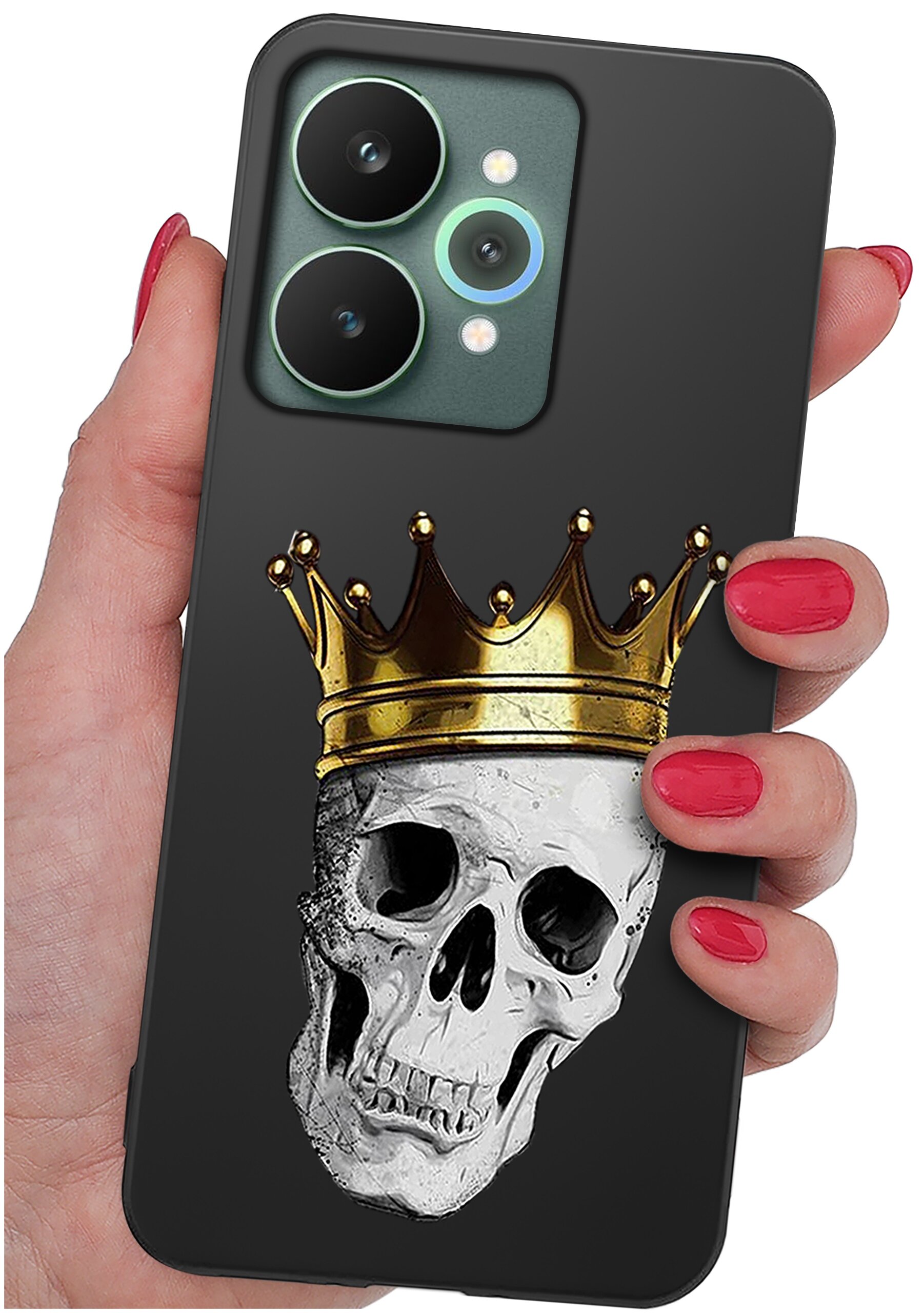 Czarna obudowa telefonu z nadrukiem czaszki w złotej koronie, trzymana w dłoni z czerwonymi paznokciami. Widoczne są dwa duże obiektywy aparatu z zielonymi akcentami.