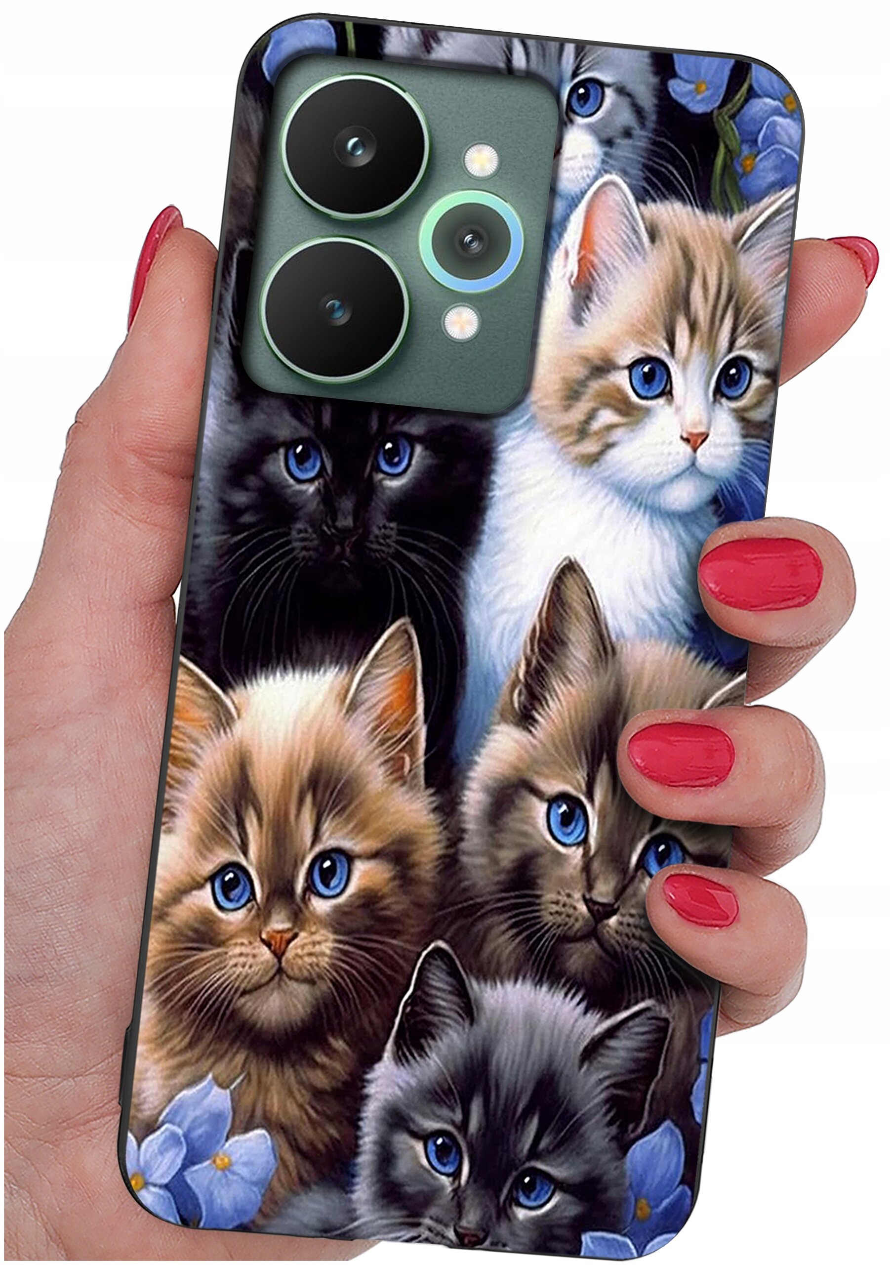 Etui na telefon z wzorem przedstawiającym kilka kotów o niebieskich oczach, trzymane w dłoni z pomalowanymi na czerwono paznokciami. W tle widoczne są niebieskie kwiaty.