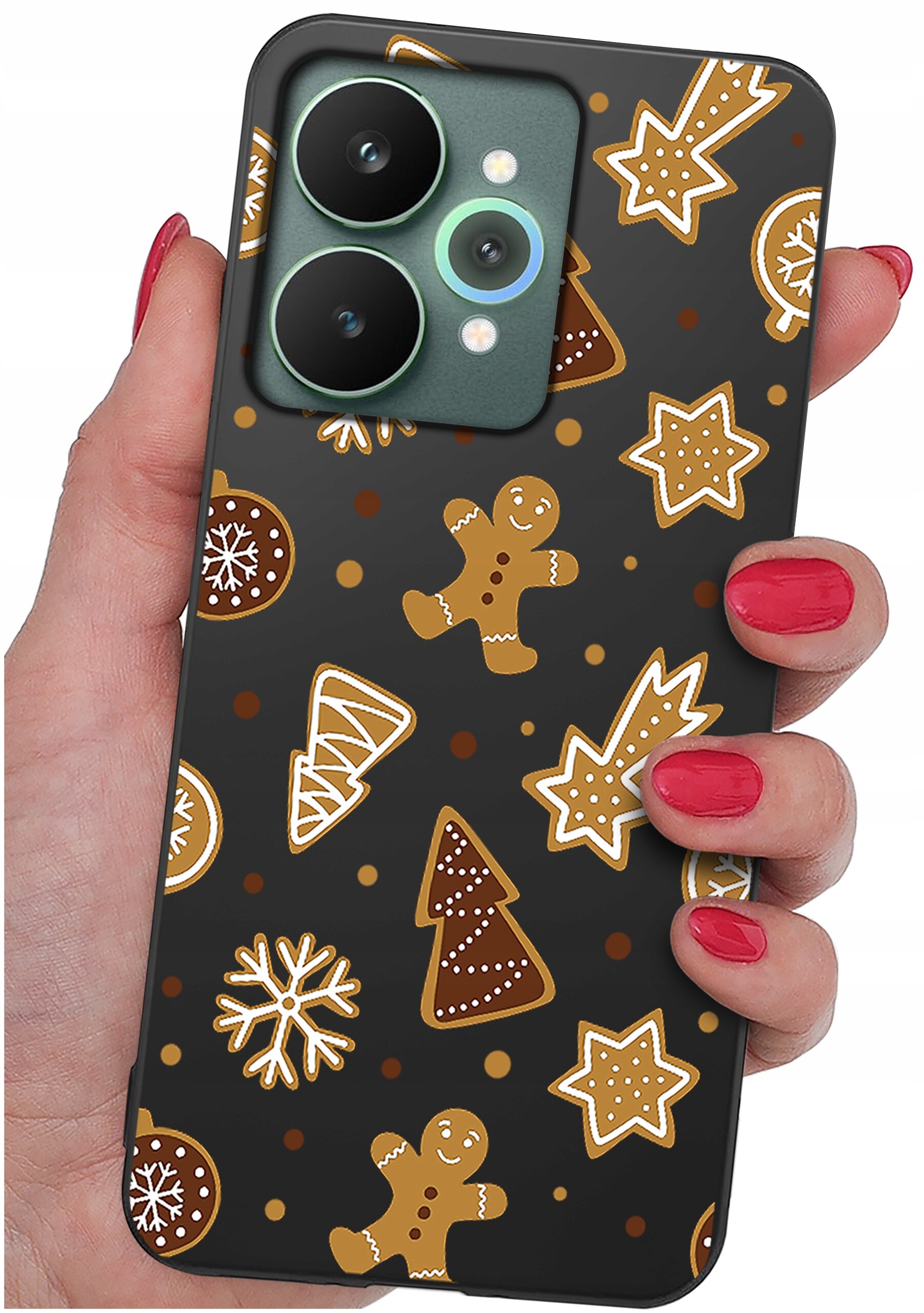 Osoba trzyma telefon z etui ozdobionym wzorami pierników, gwiazdek i choinek na ciemnym tle. Etui ma wycięcia na aparat z trzema obiektywami.