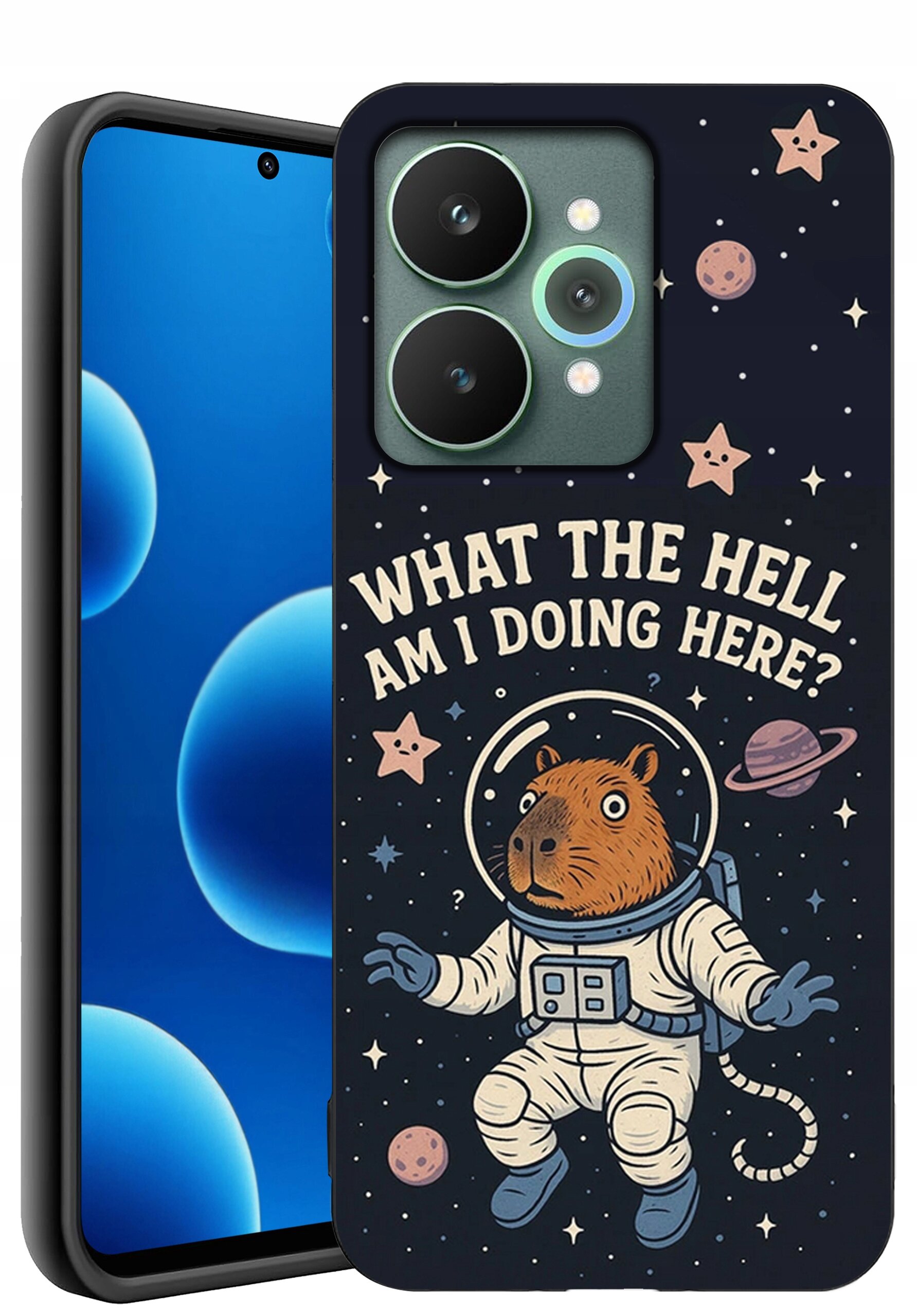 Etui na telefon z grafiką przedstawiającą zwierzę w skafandrze kosmicznym oraz tekstem \'WHAT THE HELL AM I DOING HERE?\'. Tło jest ciemne z motywami kosmicznymi, takimi jak gwiazdy i planety.