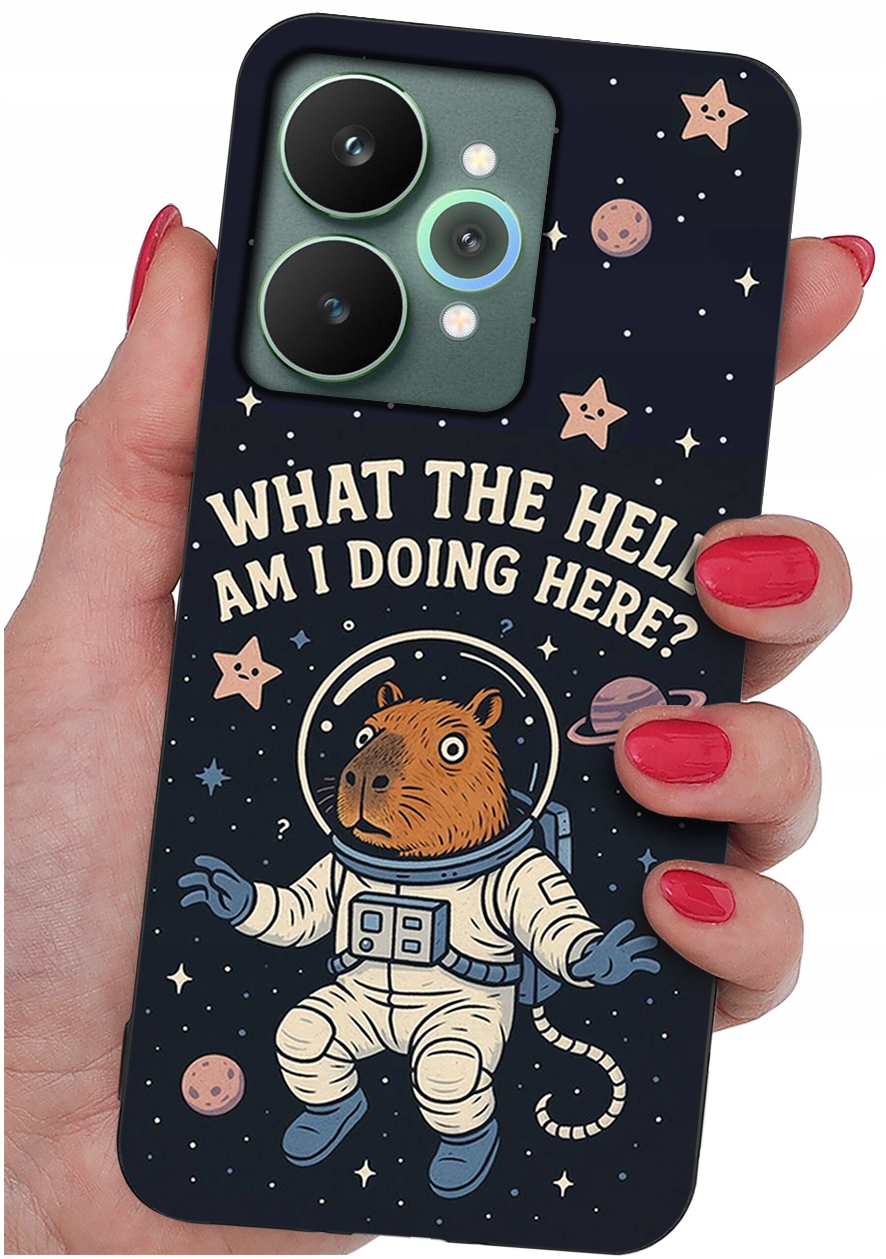 Etui na telefon z grafiką przedstawiającą zwierzę w skafandrze kosmicznym oraz tekstem \'WHAT THE HELL AM I DOING HERE?\'. Tło ozdobione jest gwiazdami i planetami.