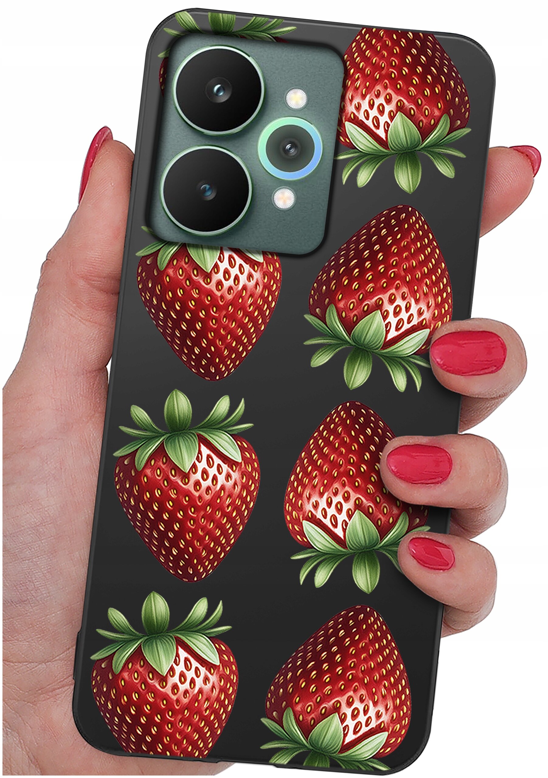 Etui na telefon z wzorem truskawek, trzymane w dłoni z pomalowanymi na czerwono paznokciami. Etui ma ciemne tło i duże, realistyczne truskawki rozmieszczone na całej powierzchni.