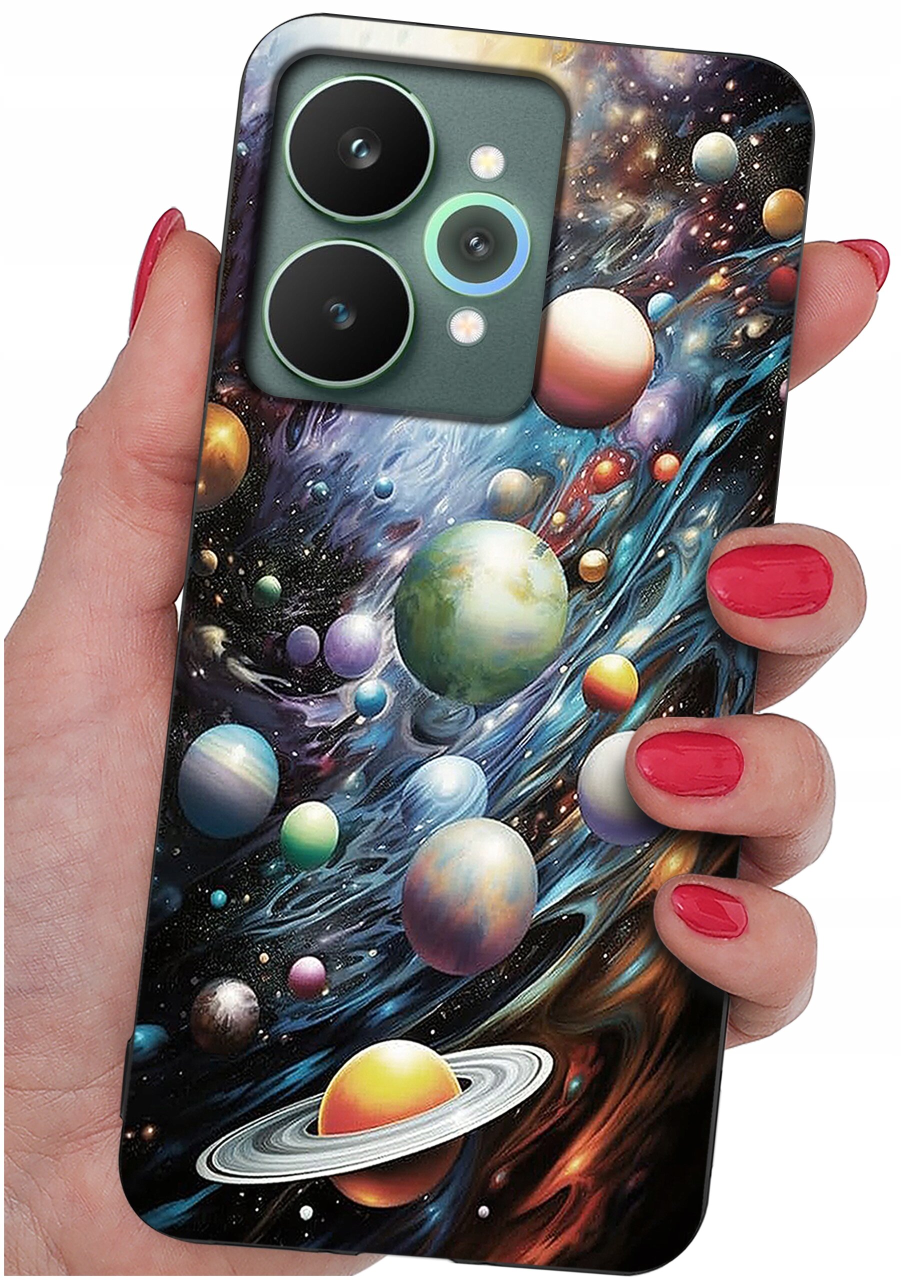 Etui na telefon z kolorowym wzorem przedstawiającym planety i kosmos, trzymane w dłoni z pomalowanymi na czerwono paznokciami. Widoczne są dwa duże otwory na aparaty fotograficzne.