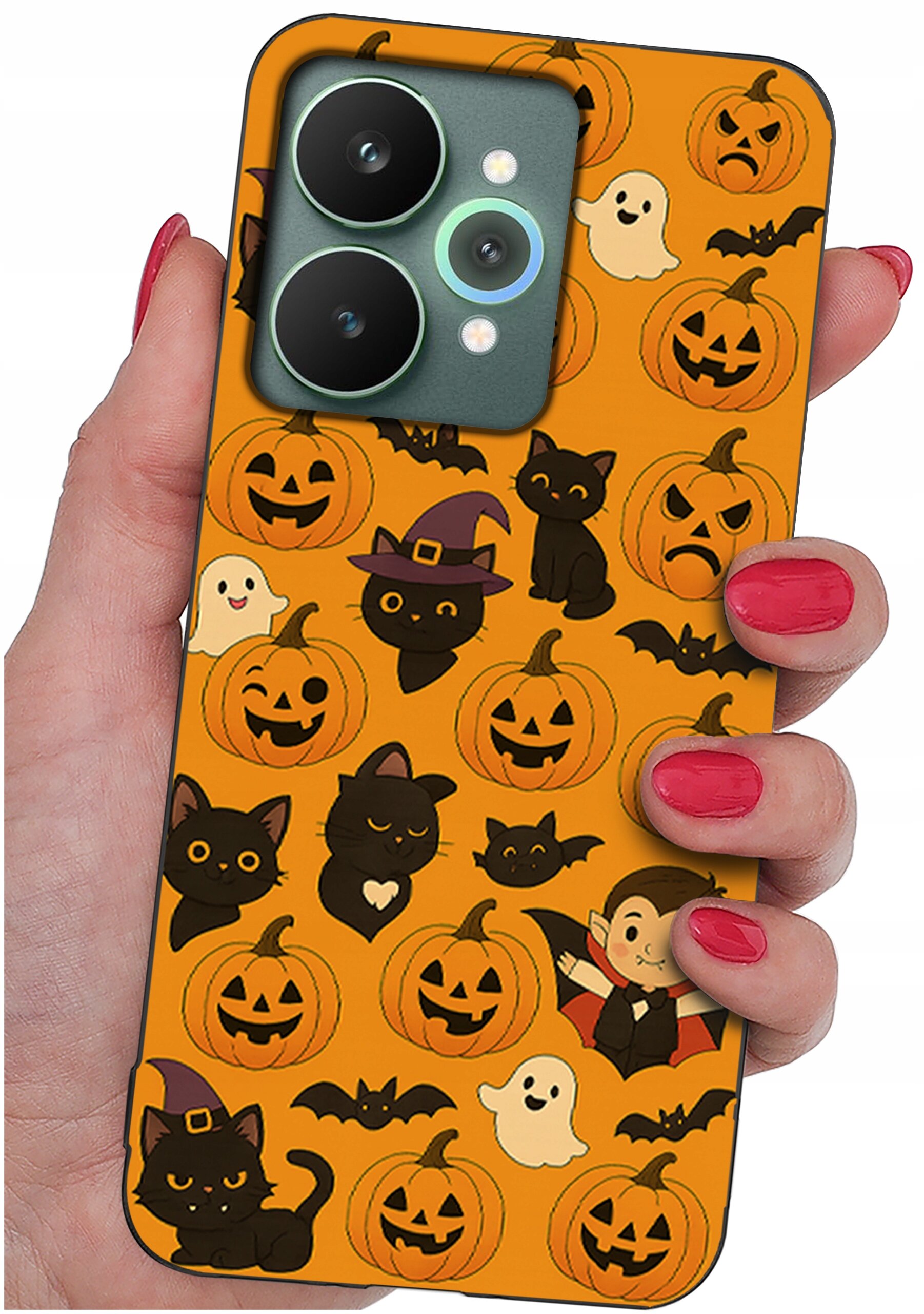 Etui na telefon z motywem Halloween, przedstawiające dynie, czarne koty, nietoperze, duchy i wampira na pomarańczowym tle. Etui trzymane jest w dłoni z pomalowanymi na czerwono paznokciami.