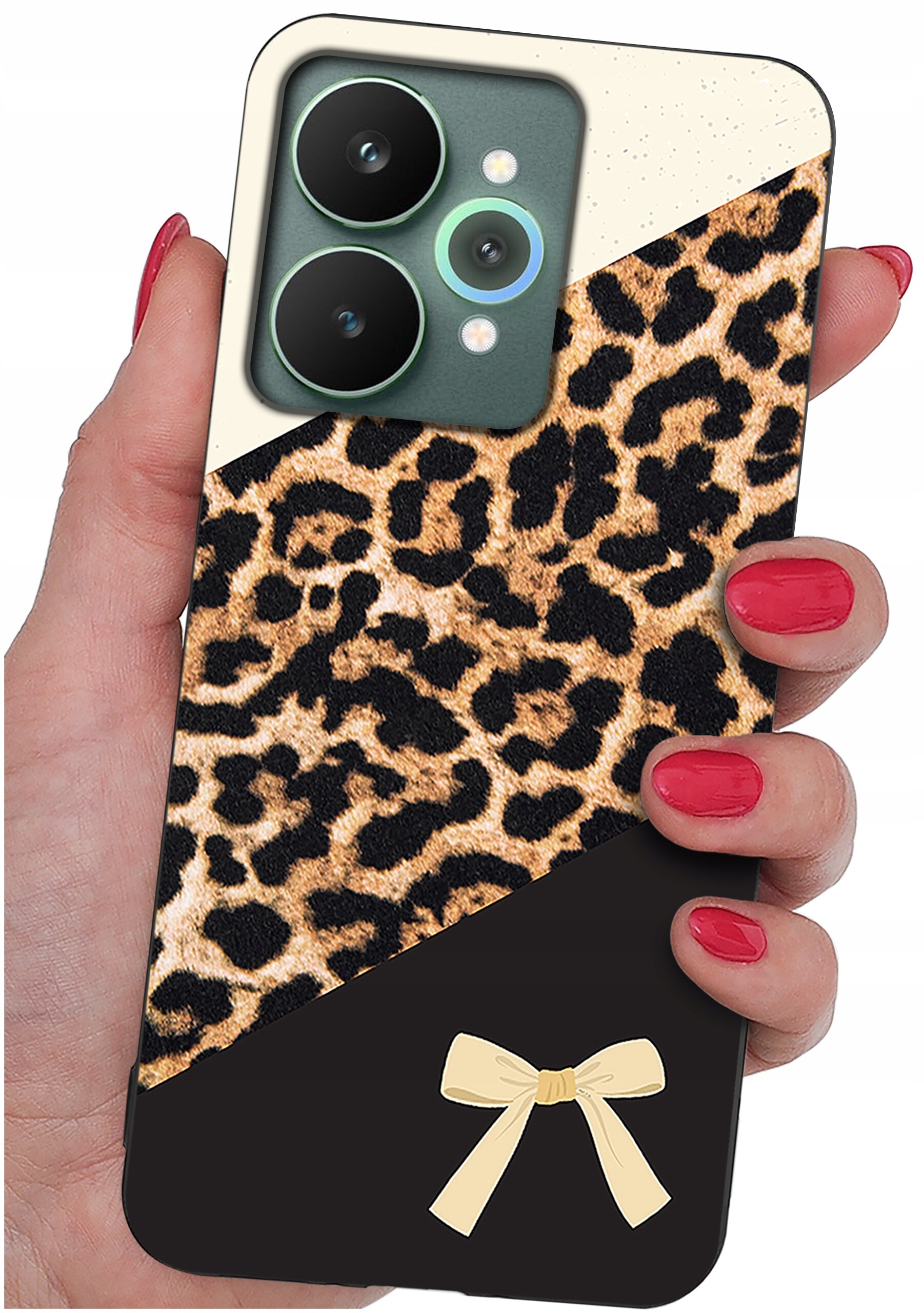 Etui na telefon z wzorem w cętki przypominające skórę lamparta oraz czarnym dolnym fragmentem z jasną kokardą. Etui trzymane jest w dłoni z pomalowanymi na czerwono paznokciami.