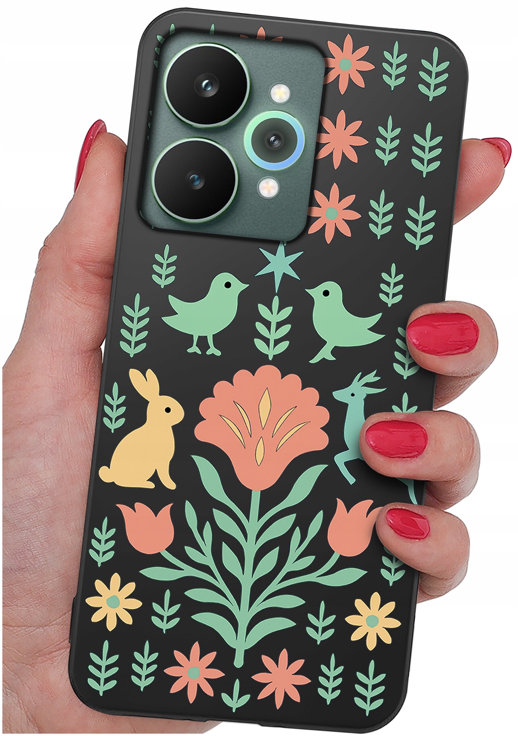 Etui na telefon z kolorowym wzorem przedstawiającym kwiaty, ptaki, królika i jelenia na czarnym tle, trzymane w dłoni z pomalowanymi na czerwono paznokciami.