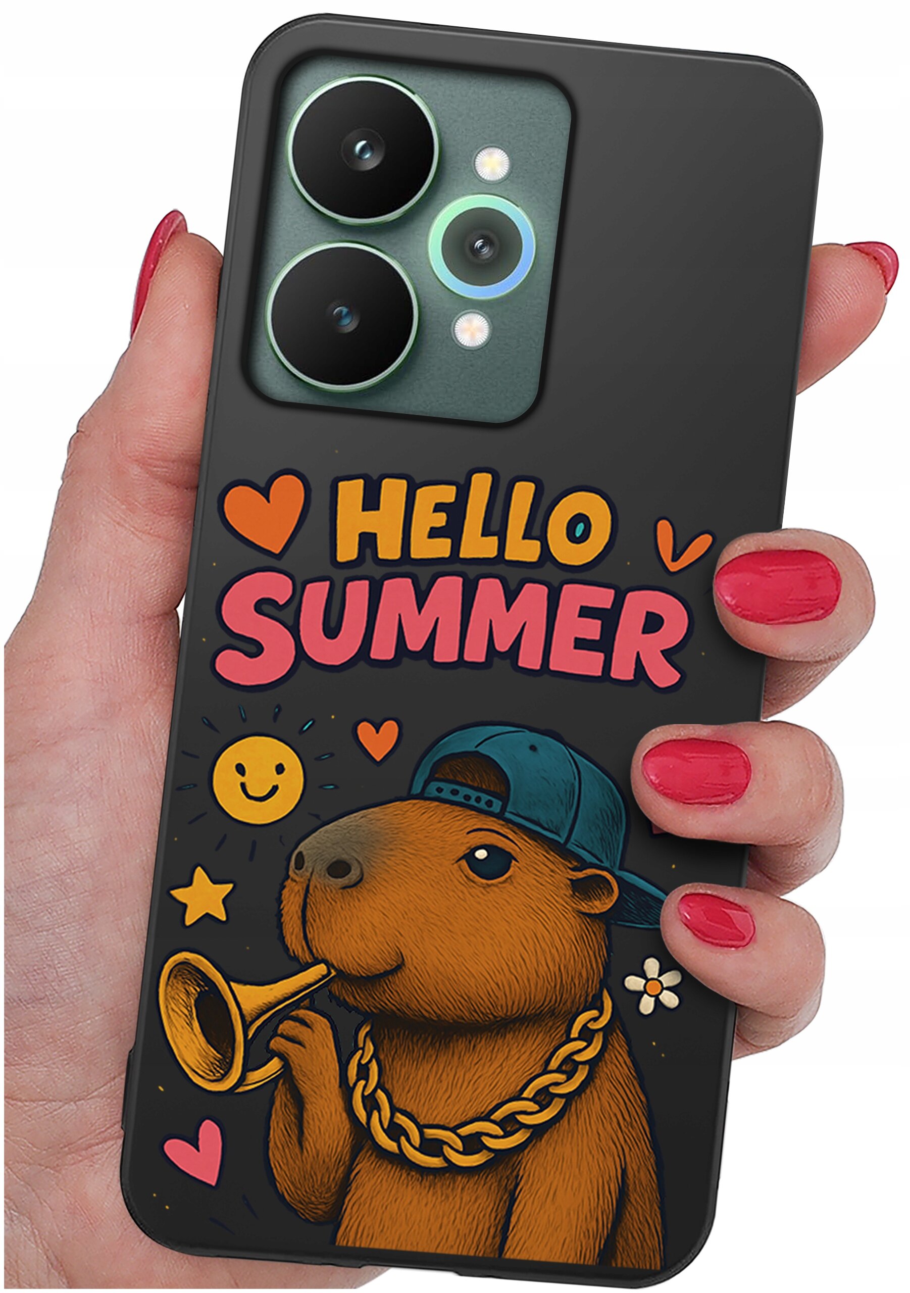 Etui na telefon z grafiką przedstawiającą kapibarę w czapce z łańcuchem, trzymającą trąbkę, oraz napisem \'HELLO SUMMER\'. W tle znajdują się serca, uśmiechnięta buźka i inne ozdobne elementy.