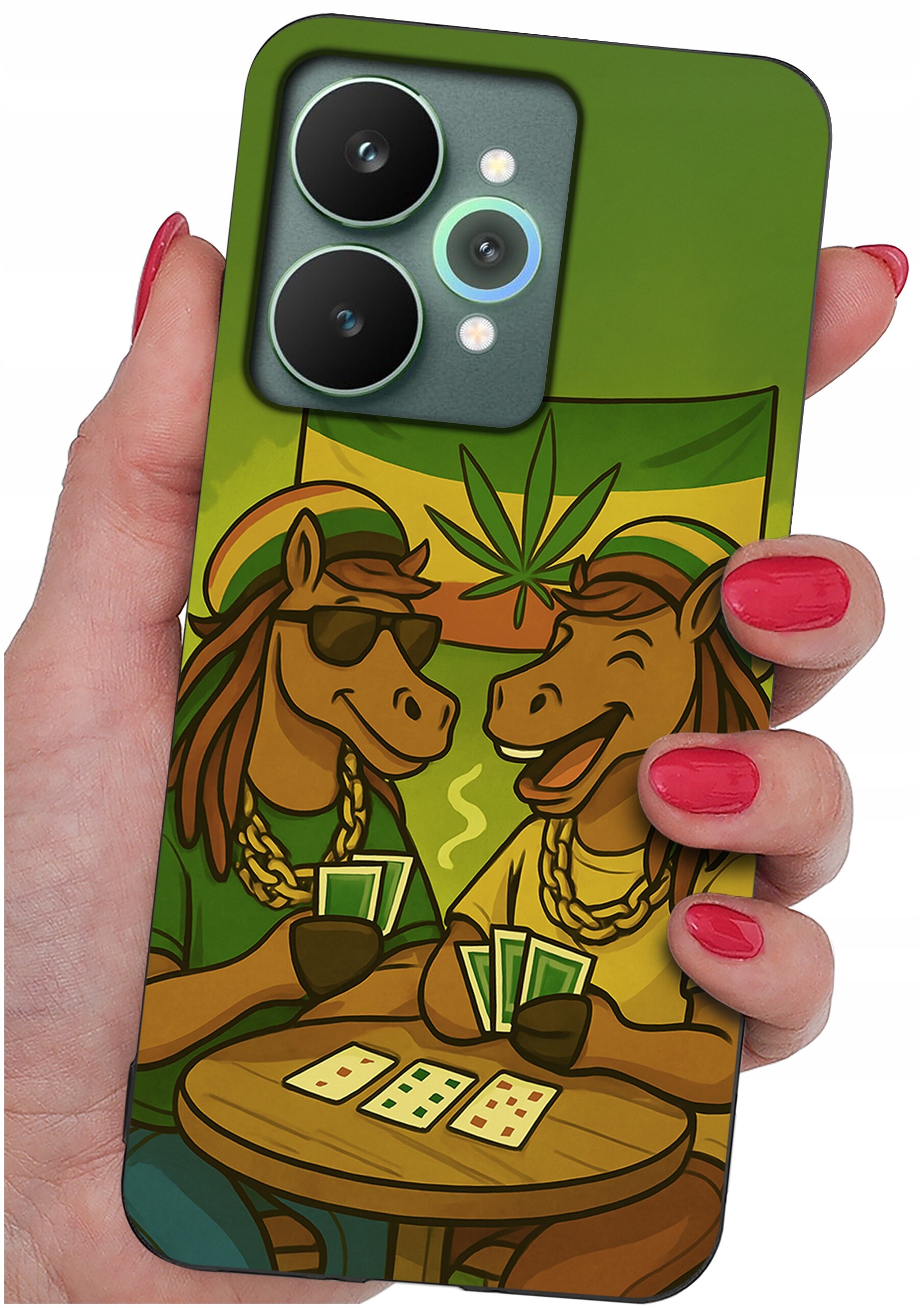 Etui na telefon z kolorowym wzorem przedstawiającym dwa rysunkowe konie grające w karty przy stole, z liściem konopi w tle. Etui jest trzymane w dłoni z pomalowanymi na czerwono paznokciami.