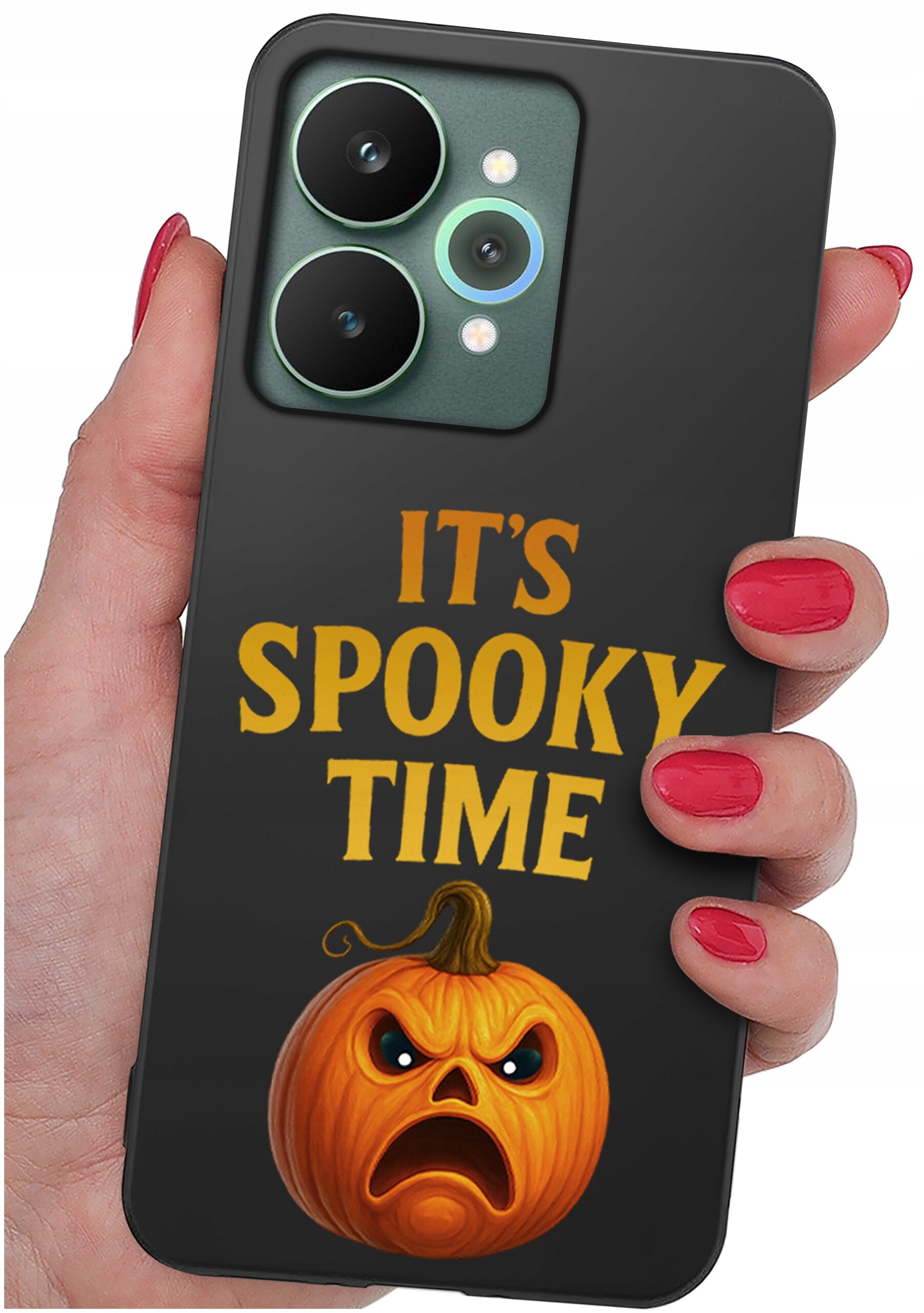 Osoba trzyma telefon w etui z napisem \'IT\'S SPOOKY TIME\' oraz grafiką dyni z groźną miną.