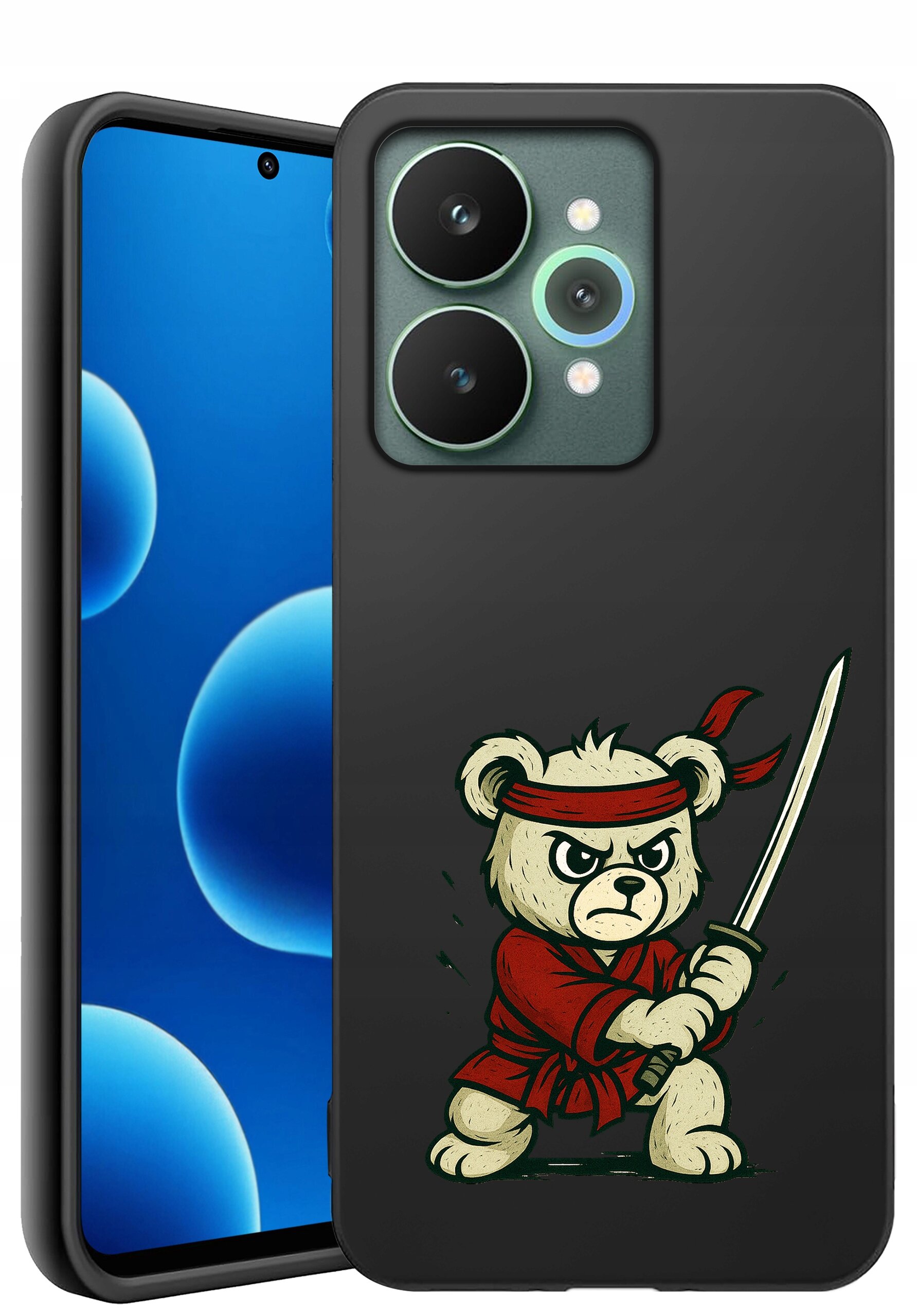 Czarne etui na telefon z nadrukiem misia w czerwonym stroju i opasce, trzymającego miecz. Obok widoczny jest telefon z niebieskim ekranem i trzema aparatami.