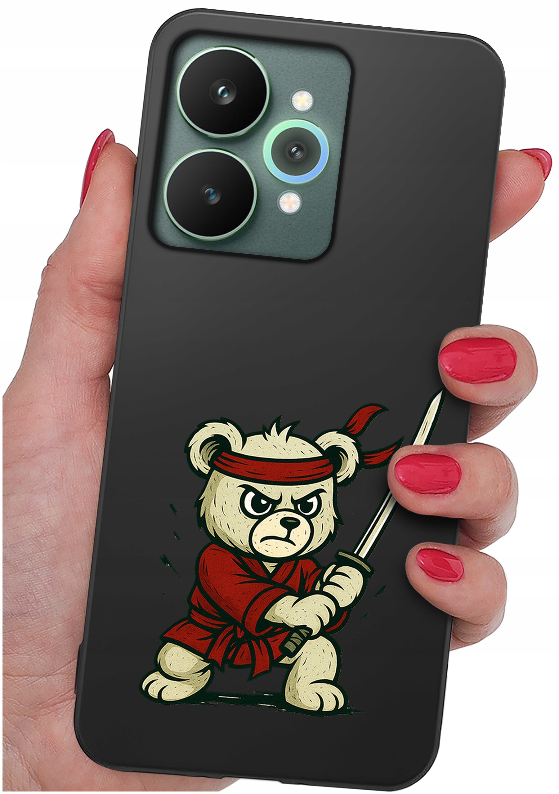 Osoba trzyma telefon w czarnym etui z nadrukiem misia w czerwonym stroju i opasce, trzymającego miecz. Etui ma wycięcia na dwa duże obiektywy aparatu i mniejsze elementy.