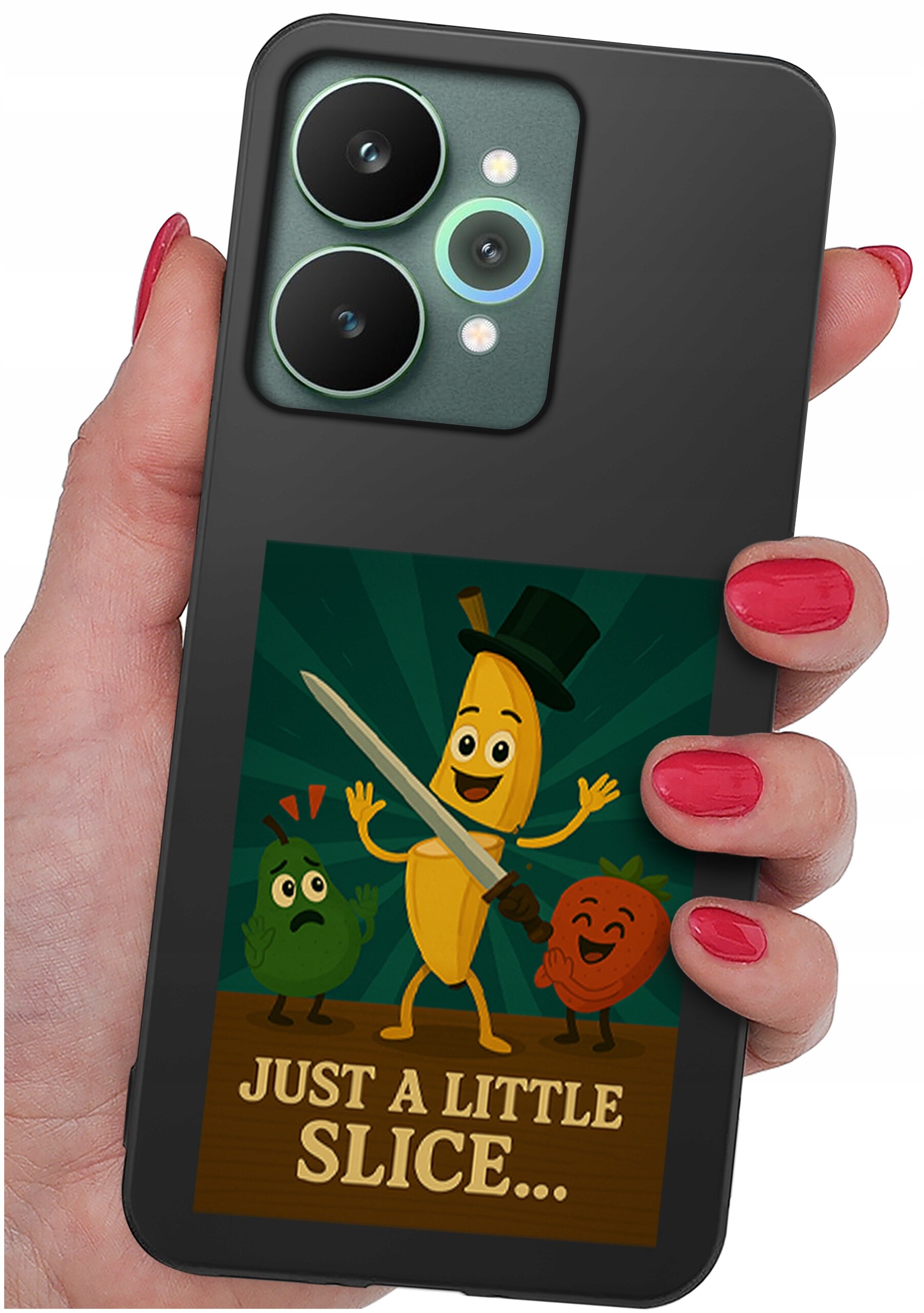 Osoba trzyma telefon z czarnym etui, na którym znajduje się grafika przedstawiająca uśmiechniętego banana w cylindrze z mieczem oraz napis \'JUST A LITTLE SLICE...\'.
