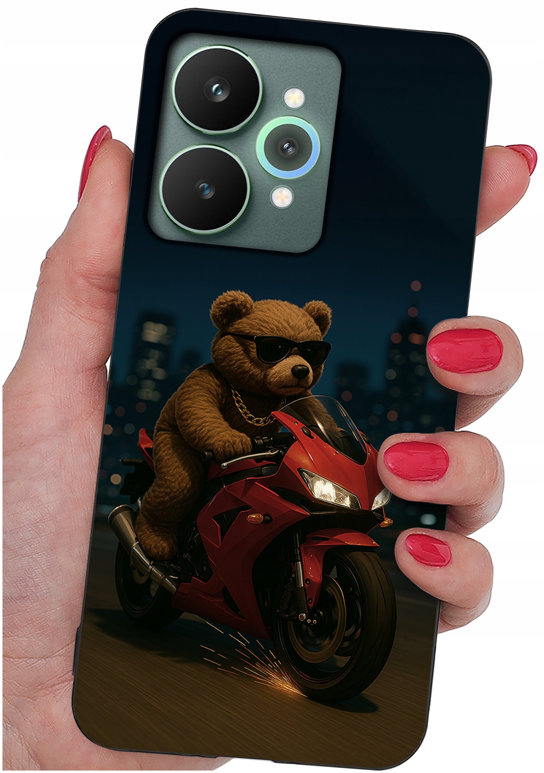 Etui na telefon z nadrukiem misia w okularach przeciwsłonecznych, jadącego na czerwonym motocyklu na tle nocnego miasta. Etui trzymane jest w dłoni z pomalowanymi na czerwono paznokciami.