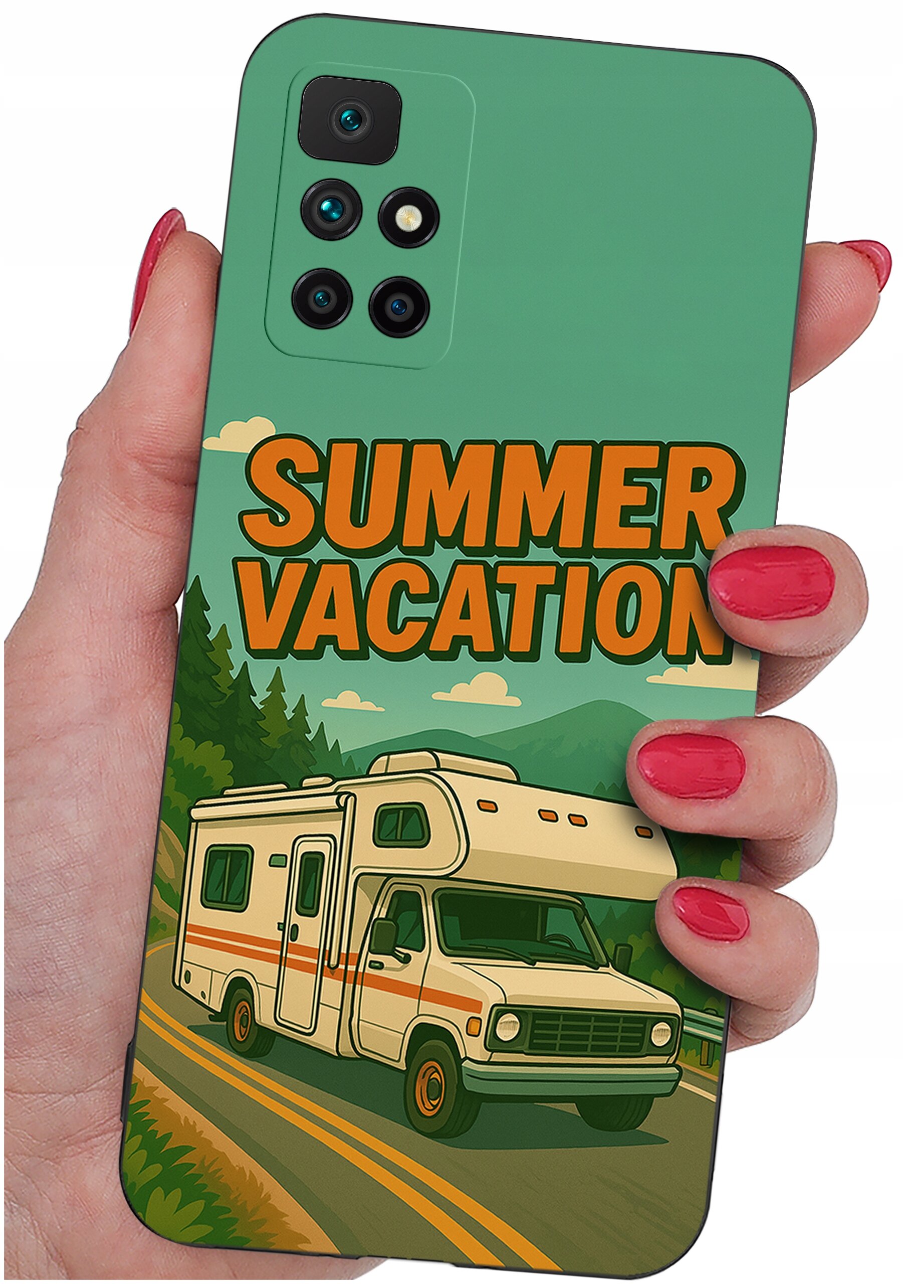 Etui na telefon z grafiką przedstawiającą kampera na drodze, otoczonego drzewami i górami, z napisem \'SUMMER VACATION\'. Etui trzymane jest w dłoni z pomalowanymi na czerwono paznokciami.