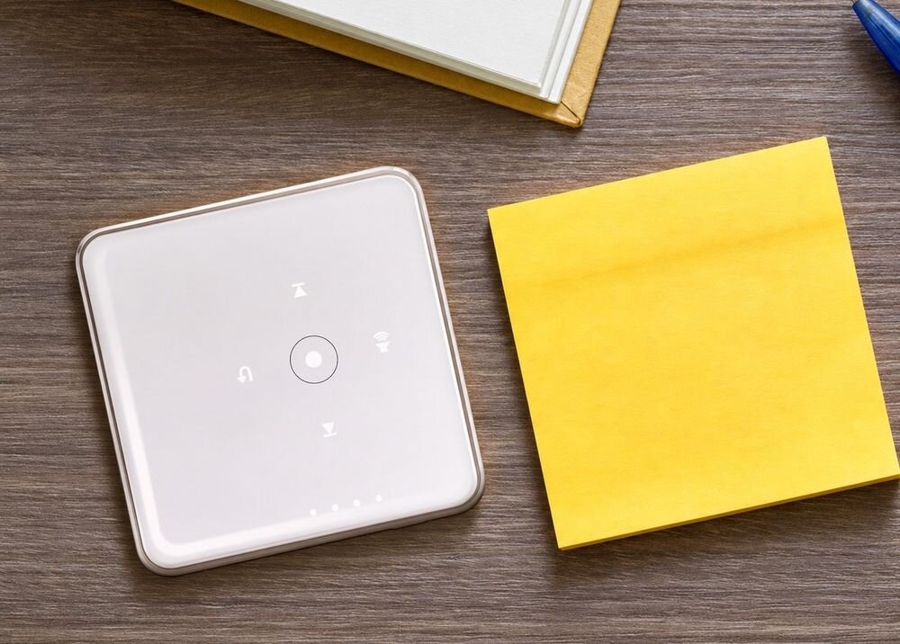 Projektor KODAK Mini Portable DLP nHD kompaktowe wymiary 8 x 8 x 2 cm waga 140 g mobilność, urządzenie leżące na stole