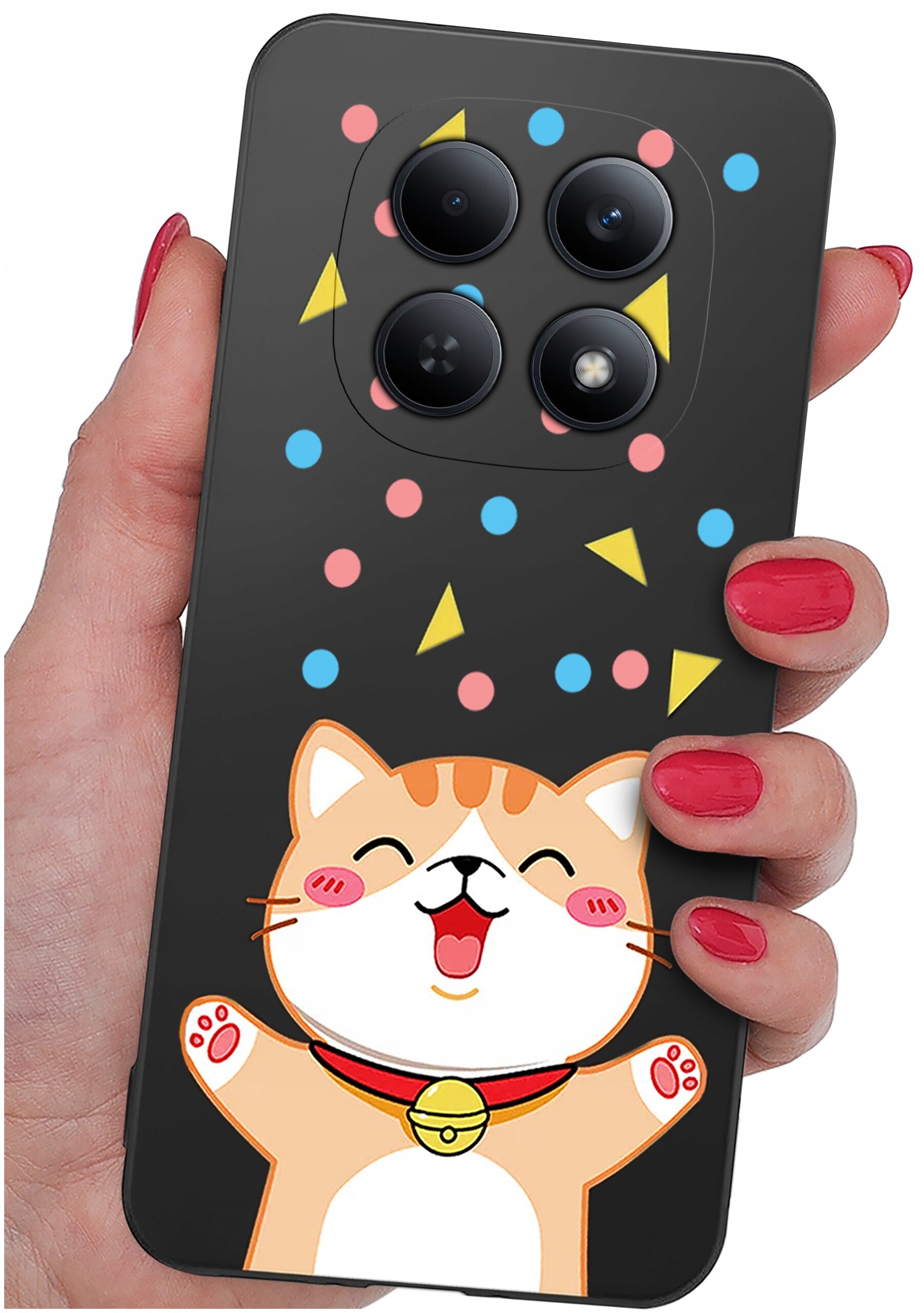 Etui na telefon z grafiką uśmiechniętego kota i kolorowymi kropkami oraz trójkątami na czarnym tle. Etui jest trzymane w dłoni z pomalowanymi na czerwono paznokciami.
