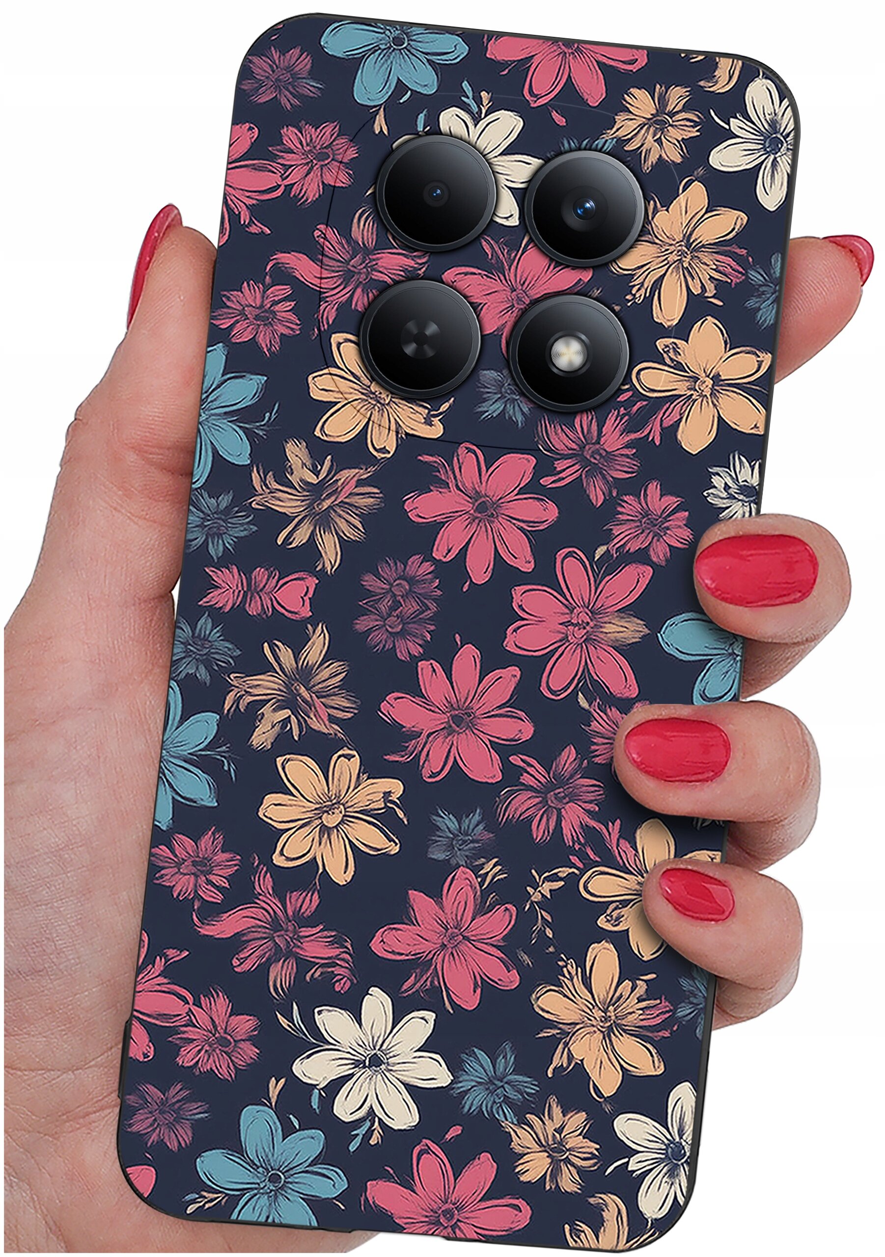 Etui na telefon z kolorowym wzorem kwiatowym, trzymane w dłoni z pomalowanymi na czerwono paznokciami. Na etui widoczne są cztery okrągłe wycięcia na aparaty.