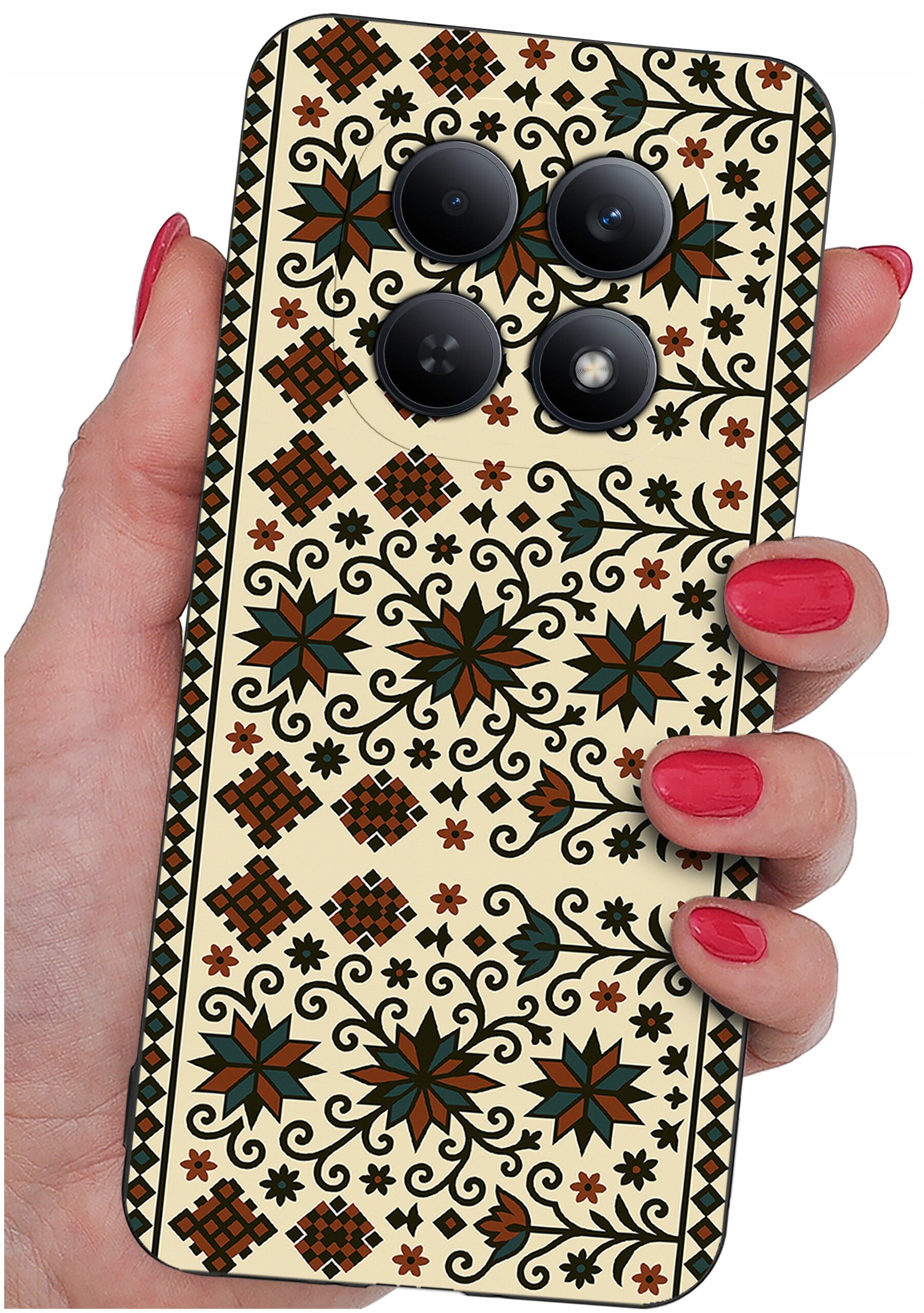 Etui na telefon z wzorem w stylu etnicznym, trzymane w dłoni z pomalowanymi na czerwono paznokciami. Na etui widoczne są cztery otwory na aparaty fotograficzne.