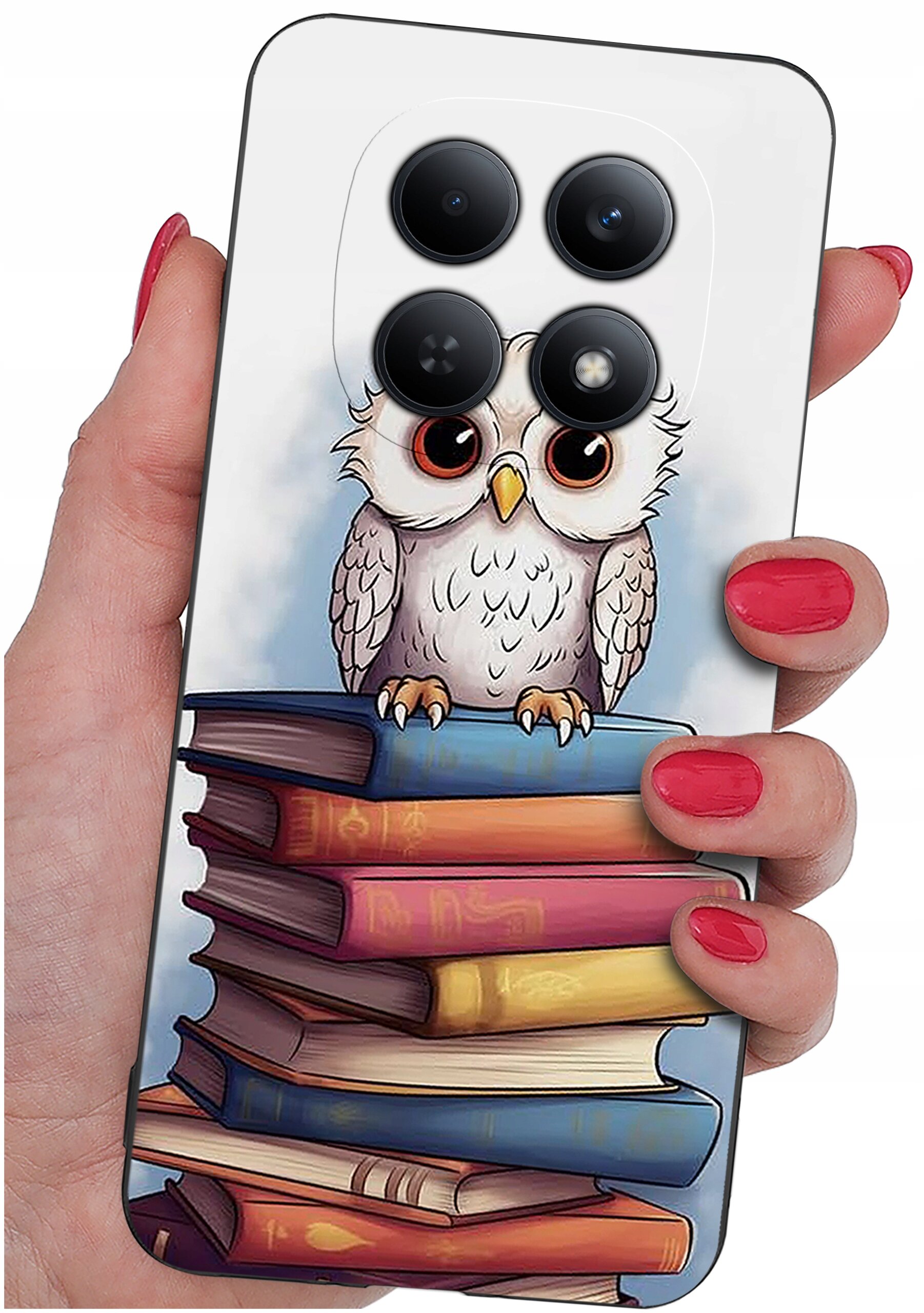 Etui na telefon z nadrukiem sowy siedzącej na stosie książek, trzymane w dłoni z pomalowanymi na czerwono paznokciami. Na etui widoczne są cztery okrągłe otwory na aparaty.