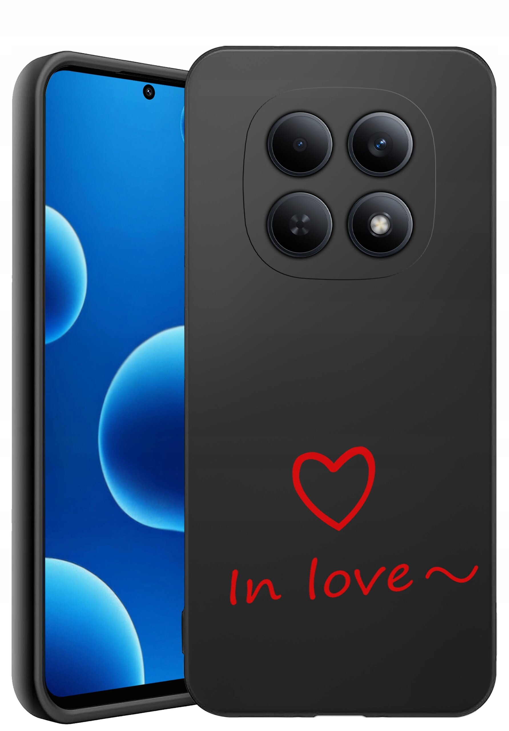 Czarne etui na telefon z czerwonym napisem \'In love~\' i sercem. Etui posiada wycięcia na cztery obiektywy aparatu.