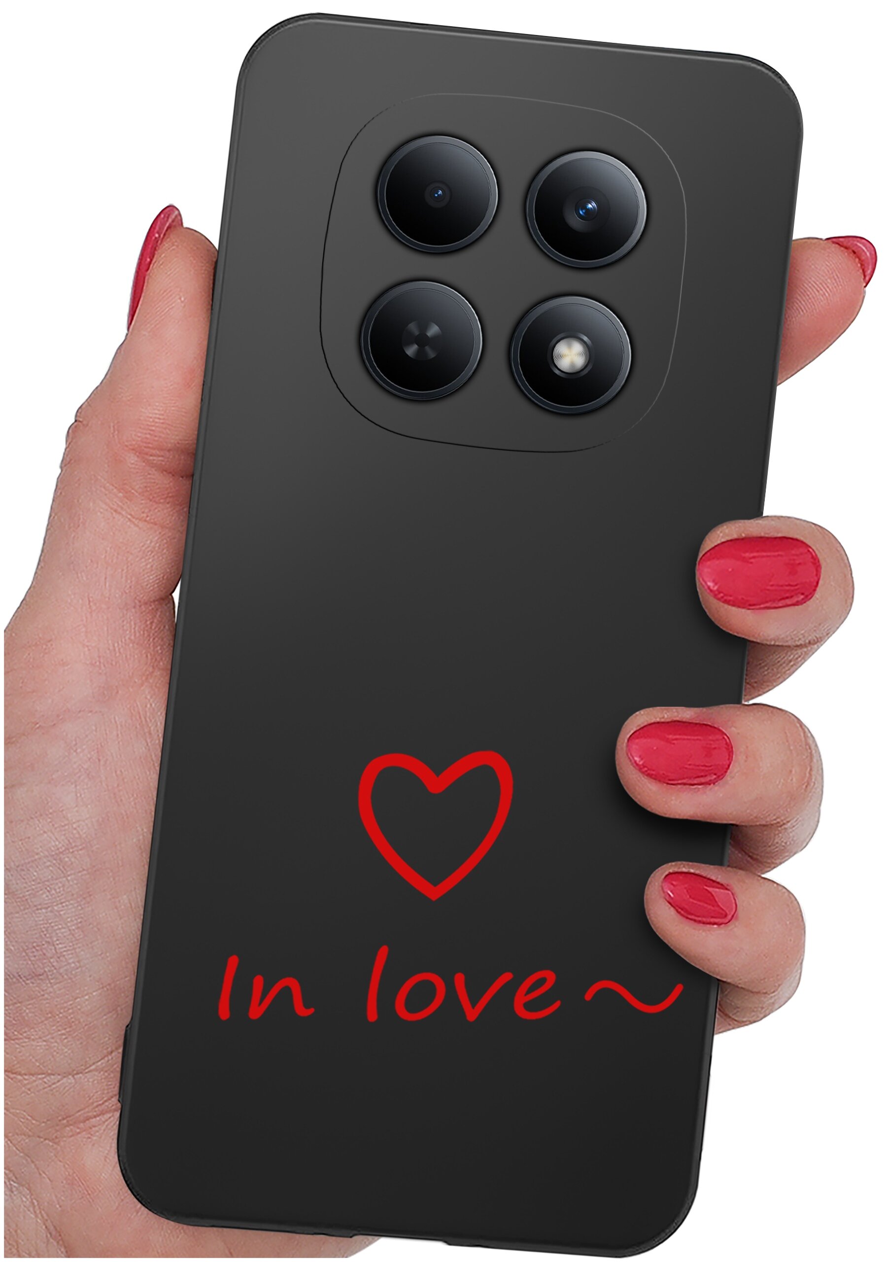 Czarna obudowa telefonu z czterema okrągłymi aparatami i czerwonym napisem \'In love\' oraz sercem. Obudowa trzymana jest w dłoni z pomalowanymi na czerwono paznokciami.