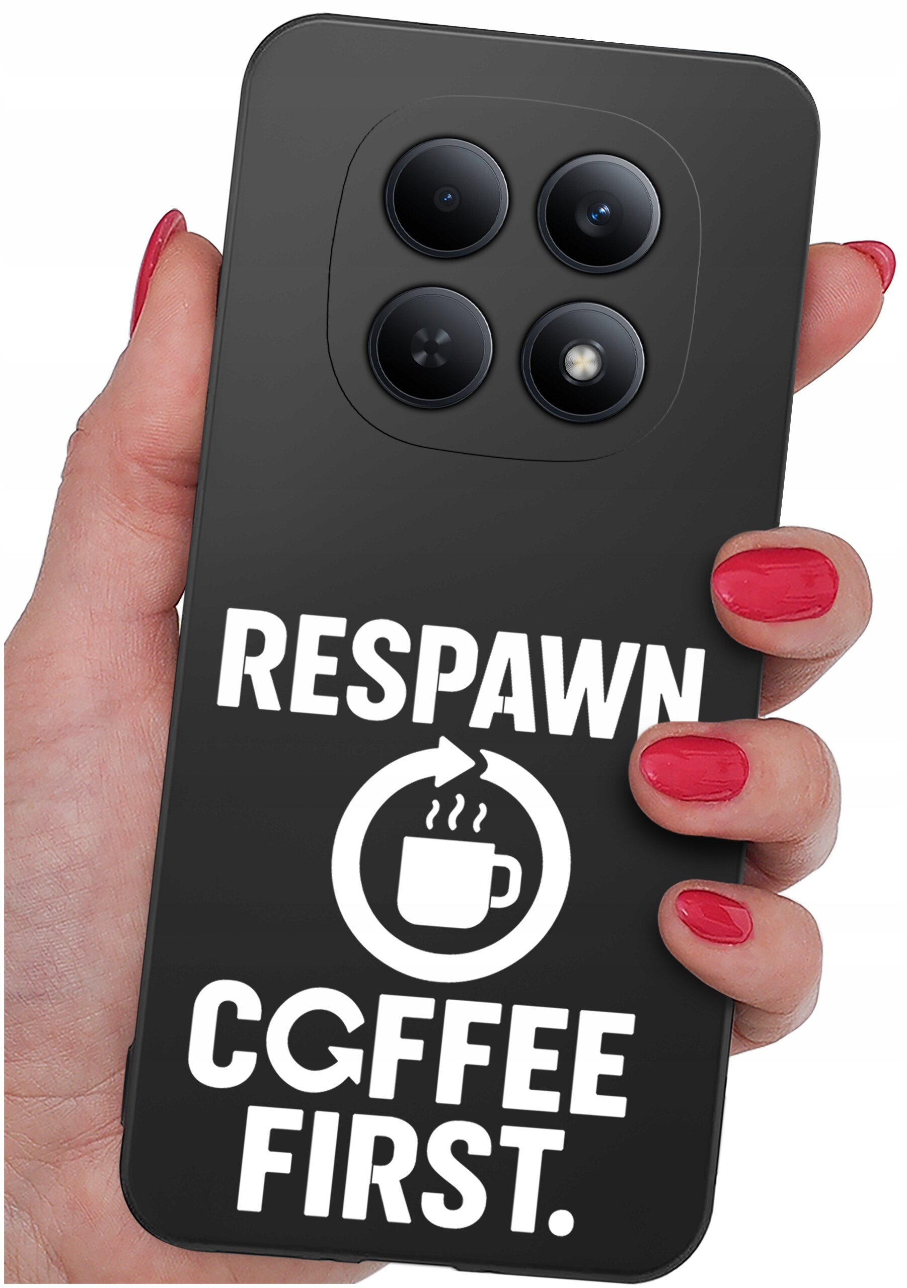 Czarna obudowa telefonu z czterema okrągłymi aparatami i napisem \'RESPAWN CGFFEE FIRST.\' oraz symbolem filiżanki z parą. Obudowa jest trzymana w dłoni z czerwonym lakierem na paznokciach.