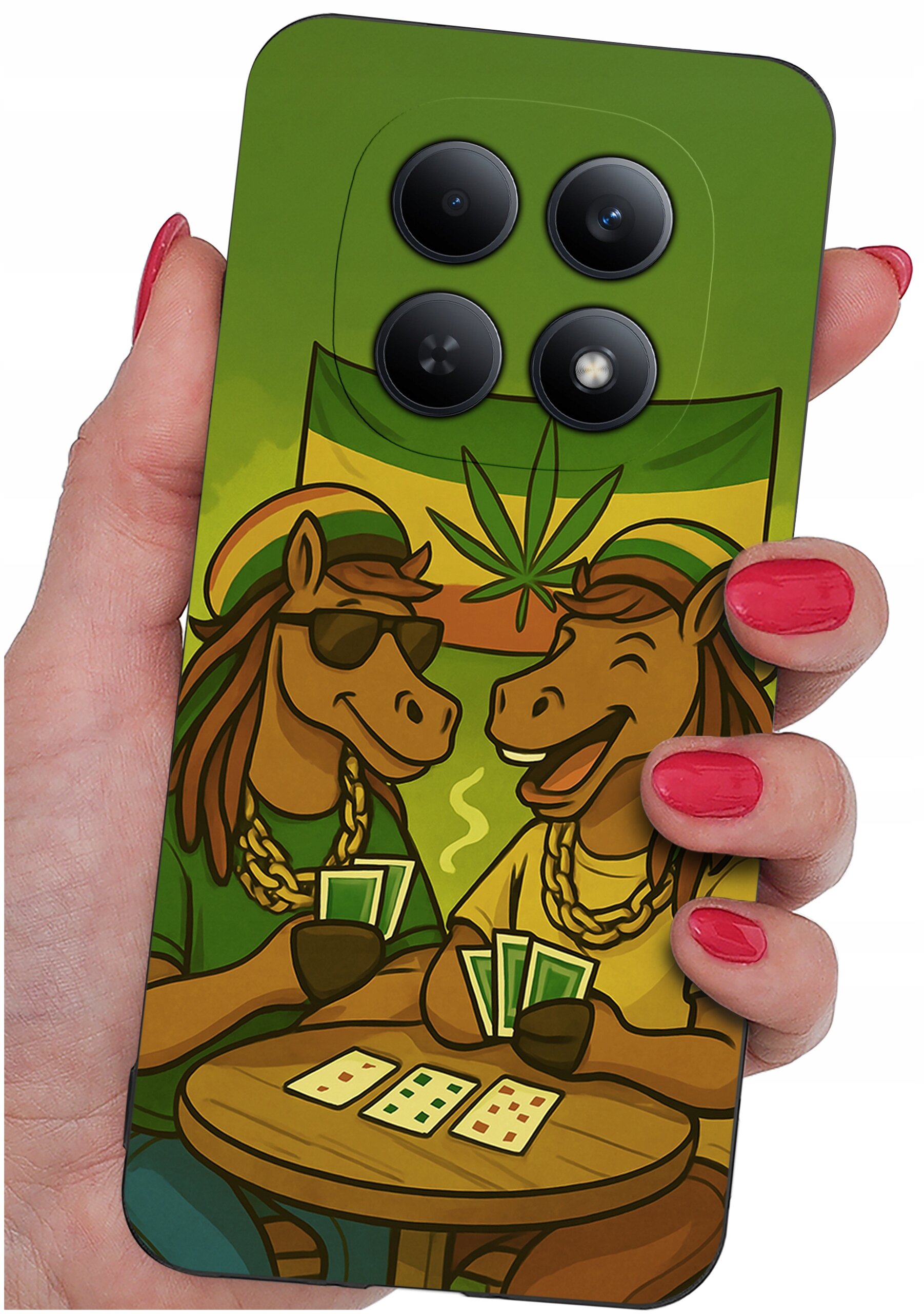 Etui na telefon z kolorowym wzorem przedstawiającym dwa rysunkowe konie grające w karty, z motywem liścia w tle. Etui trzymane jest w dłoni z pomalowanymi na czerwono paznokciami.