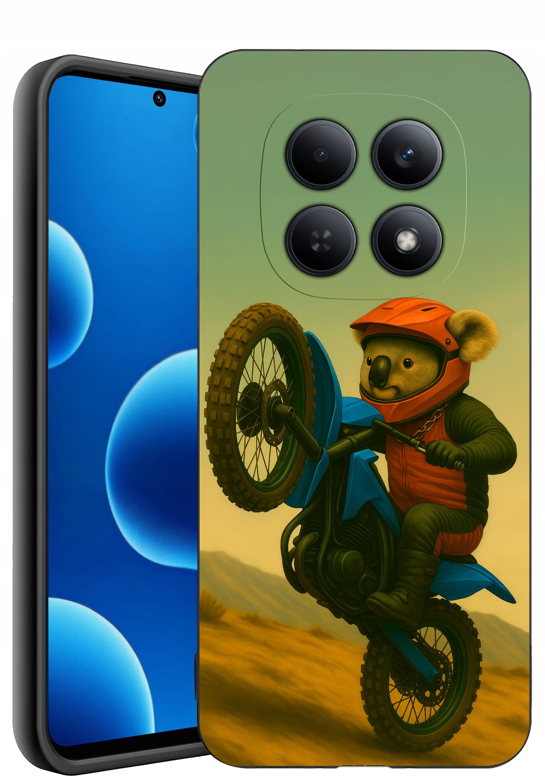 Etui na telefon z nadrukiem koali na motocyklu w kasku i kamizelce, na tle krajobrazu. Obok widoczny jest telefon z niebieskim ekranem z okrągłymi ikonami.