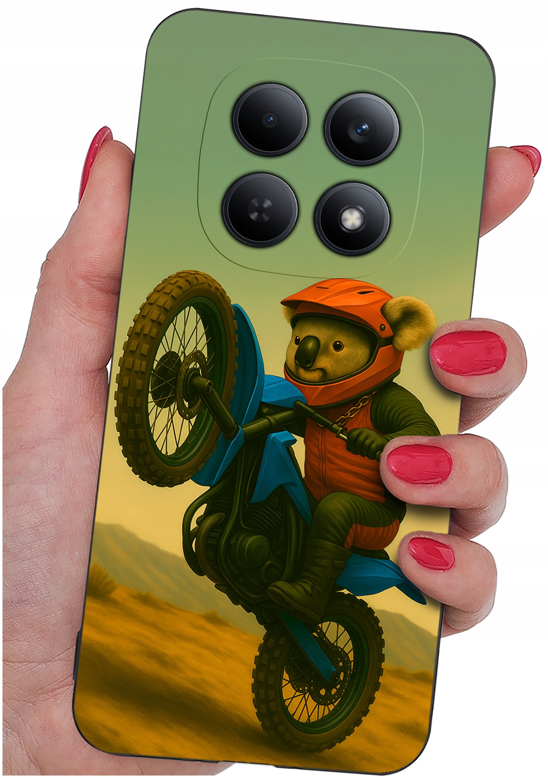 Etui na telefon z nadrukiem koali na motocyklu w kasku, trzymane w dłoni z pomalowanymi na czerwono paznokciami. Na etui widoczne są cztery okrągłe otwory na aparaty.